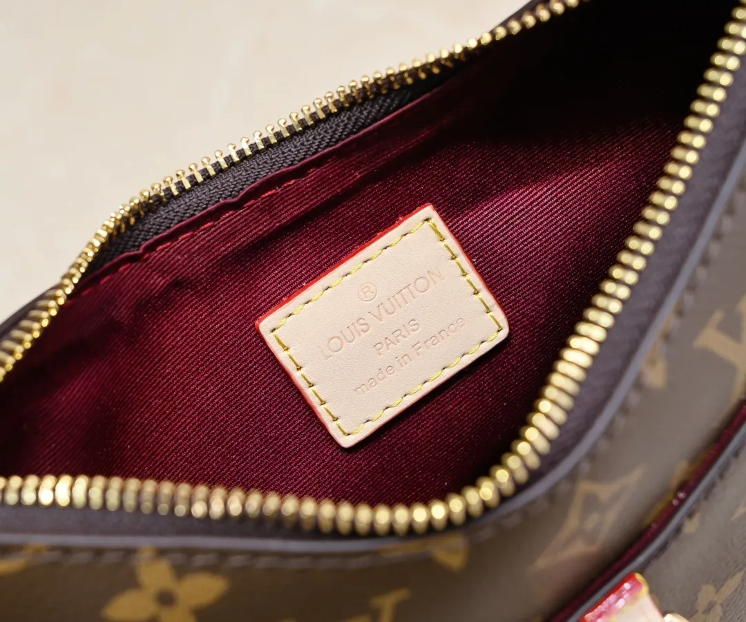 💰Large yellow leather 200 Small yellow leather 320💰Upgraded original version M45353 M45354 M45355 A new Odeon medium and small handbag is launched in the autumn and winter of 2020, using Monogram canvas and reinforced leather corners to convey a retro feel. The adjustable shoulder strap makes it easy to carry on the shoulder or across the body, and the zipper allows easy access to your belongings. Monogram coated canvas Semi-distressed vegetable tanned leather Natural cowhide and colorful cowhide trim Fabric lining Metal hardware Leather corners Shoulder strap loops Double zip closure External patch pocket with magnetic closure