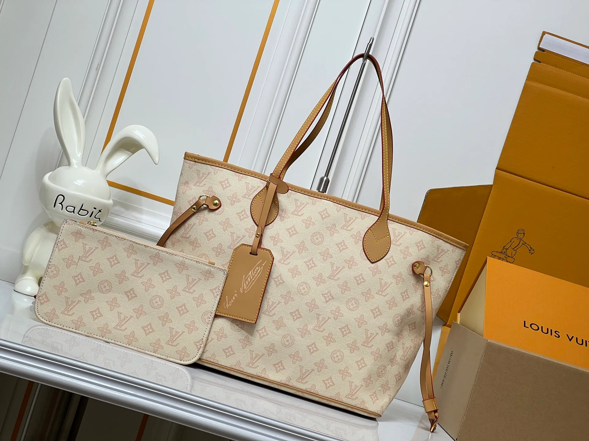 Batch 280💰M45685 M40995 M27521💋💋Louis Vuitton’s new Neverfull is a new interpretation of the classic handbag and explore the exquisite details inside the bag. Redesigned interior pockets feature fresh fabric linings and vintage details inspired by the Louis Vuitton archives, most notably the detachable zippered clutch, which can be used on its own as a sophisticated clutch or as an additional pocket. Bright lining tones add a more lively feel to Monogram's classic canvas. Size: 32*29*17 cm