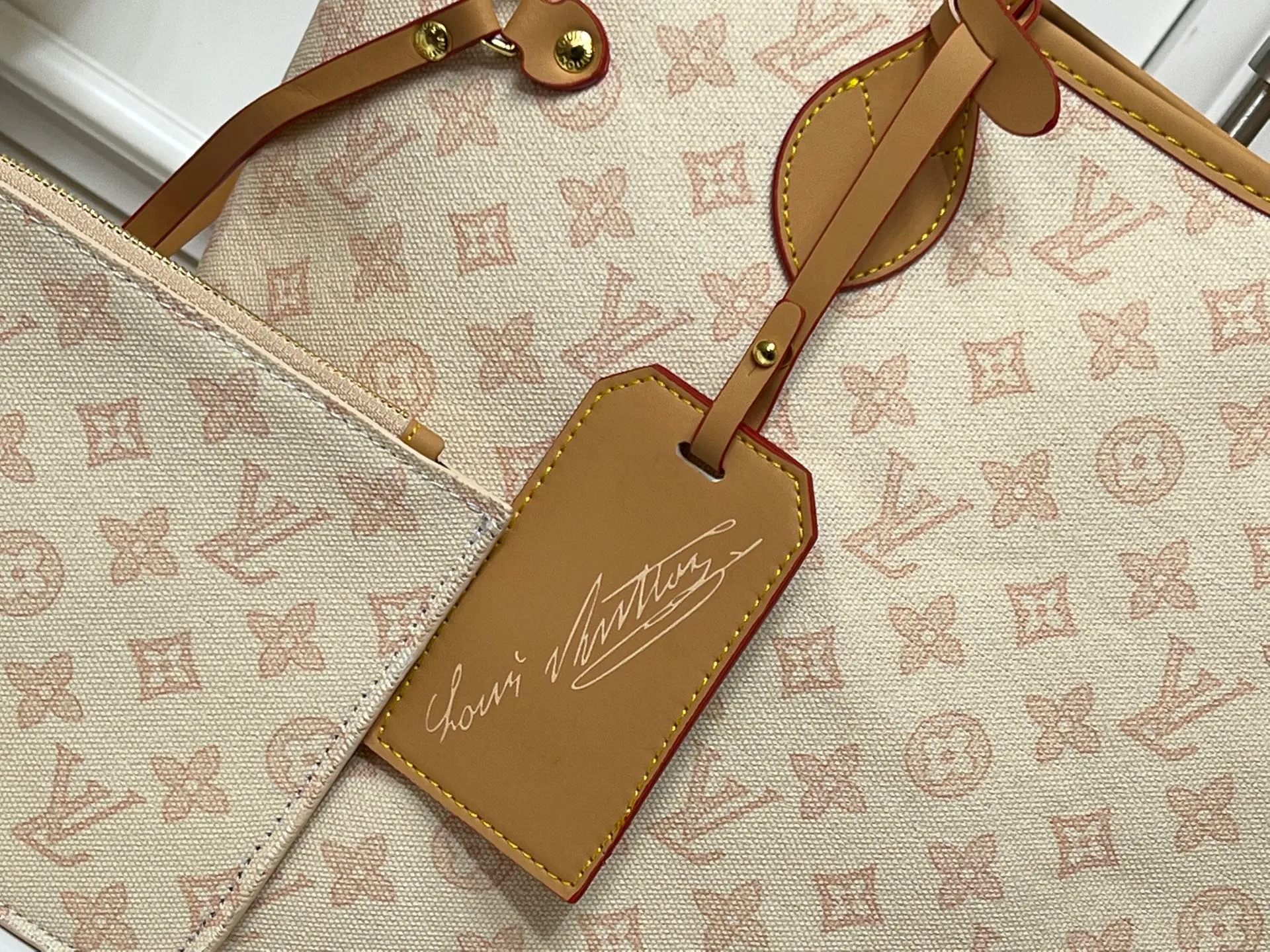 Batch 280💰M45685 M40995 M27521💋💋Louis Vuitton’s new Neverfull is a new interpretation of the classic handbag and explore the exquisite details inside the bag. Redesigned interior pockets feature fresh fabric linings and vintage details inspired by the Louis Vuitton archives, most notably the detachable zippered clutch, which can be used on its own as a sophisticated clutch or as an additional pocket. Bright lining tones add a more lively feel to Monogram's classic canvas. Size: 32*29*17 cm