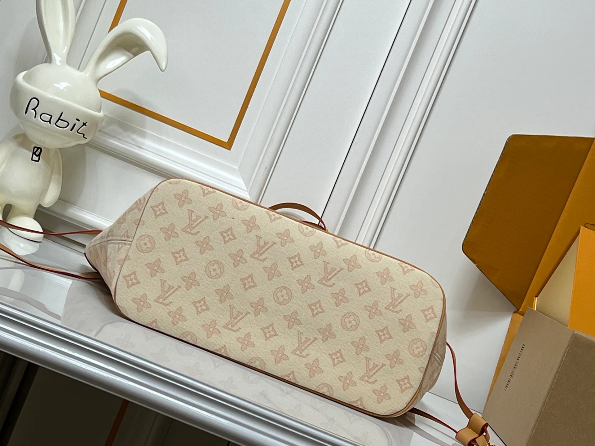 Batch 280💰M45685 M40995 M27521💋💋Louis Vuitton’s new Neverfull is a new interpretation of the classic handbag and explore the exquisite details inside the bag. Redesigned interior pockets feature fresh fabric linings and vintage details inspired by the Louis Vuitton archives, most notably the detachable zippered clutch, which can be used on its own as a sophisticated clutch or as an additional pocket. Bright lining tones add a more lively feel to Monogram's classic canvas. Size: 32*29*17 cm