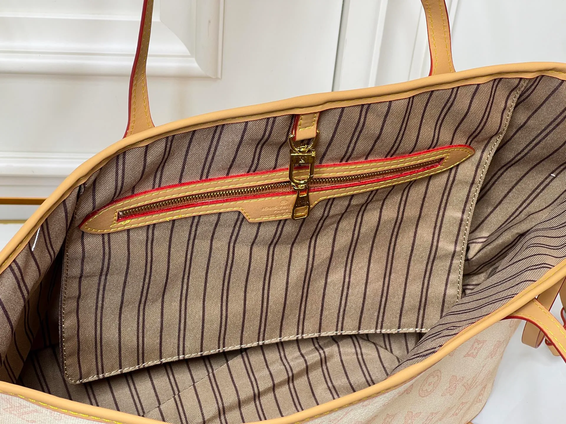 Batch 280💰M45685 M40995 M27521💋💋Louis Vuitton’s new Neverfull is a new interpretation of the classic handbag and explore the exquisite details inside the bag. Redesigned interior pockets feature fresh fabric linings and vintage details inspired by the Louis Vuitton archives, most notably the detachable zippered clutch, which can be used on its own as a sophisticated clutch or as an additional pocket. Bright lining tones add a more lively feel to Monogram's classic canvas. Size: 32*29*17 cm