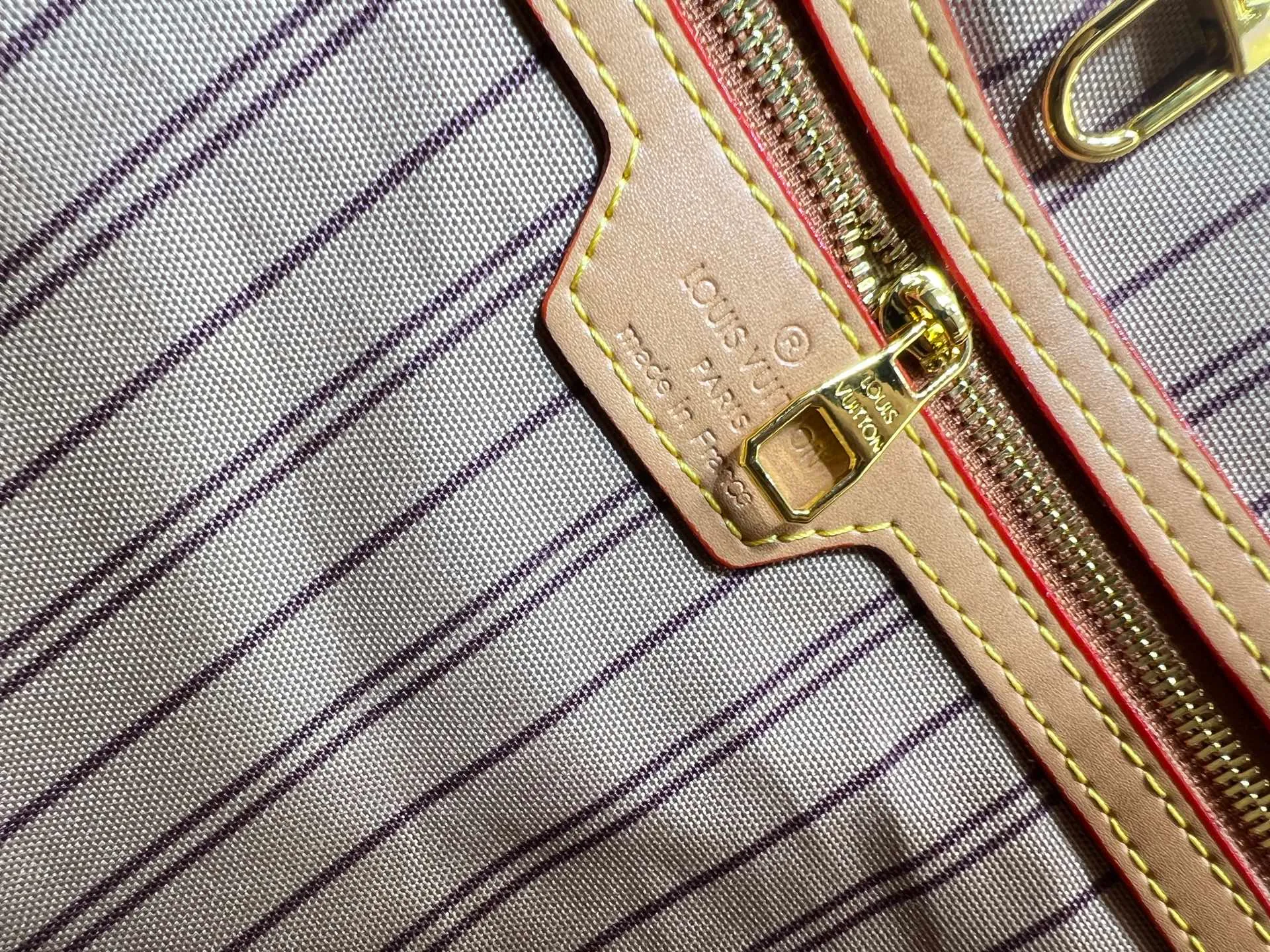 Batch 280💰M45685 M40995 M27521💋💋Louis Vuitton’s new Neverfull is a new interpretation of the classic handbag and explore the exquisite details inside the bag. Redesigned interior pockets feature fresh fabric linings and vintage details inspired by the Louis Vuitton archives, most notably the detachable zippered clutch, which can be used on its own as a sophisticated clutch or as an additional pocket. Bright lining tones add a more lively feel to Monogram's classic canvas. Size: 32*29*17 cm