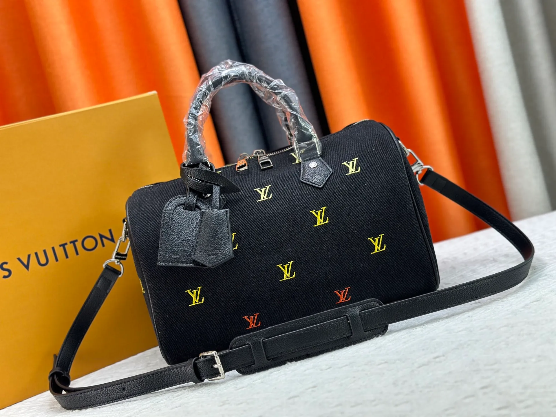 P320 M13966 M40391 Black denim embroidery Pharrell Williams uses deep LV Blason denim to interpret the Keepall Bandoulière 30 travel bag, using keen synesthesia to turn the beating notes into colorful LV letter embroidery, injecting sophisticated meaning into the classic configuration. Detailed features30x21x17cm