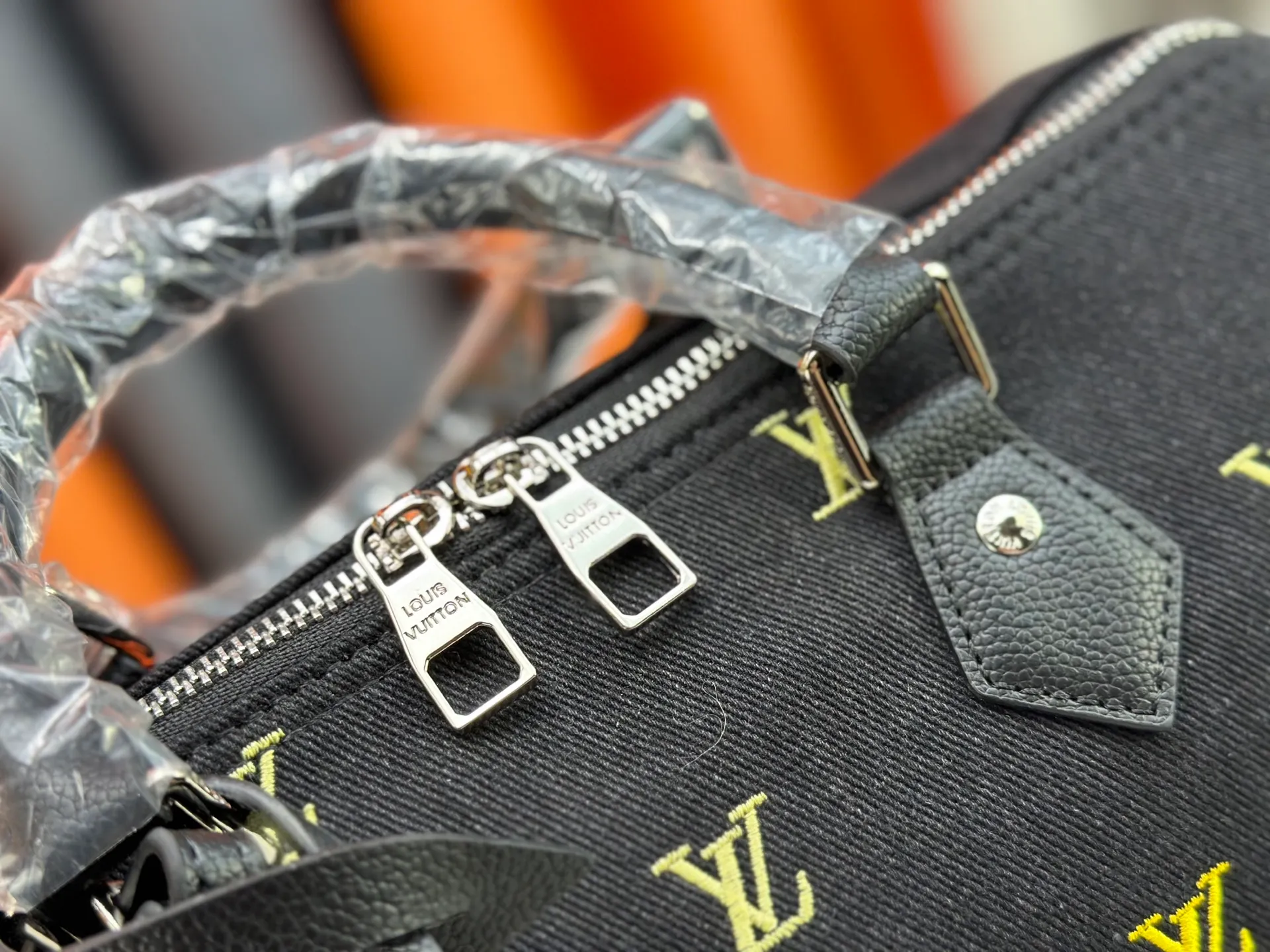 P320 M13966 M40391 Black denim embroidery Pharrell Williams uses deep LV Blason denim to interpret the Keepall Bandoulière 30 travel bag, using keen synesthesia to turn the beating notes into colorful LV letter embroidery, injecting sophisticated meaning into the classic configuration. Detailed features30x21x17cm