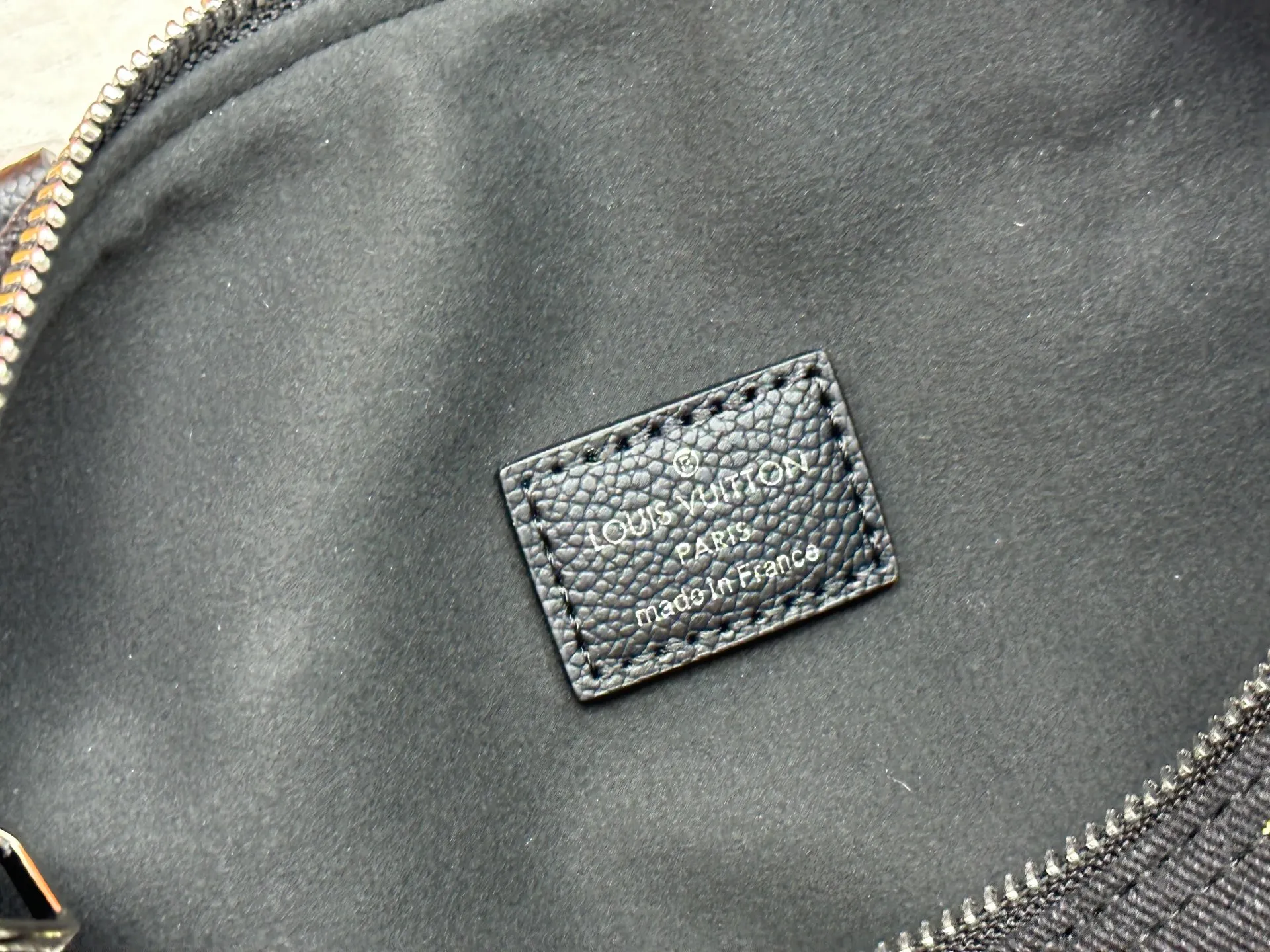 P320 M13966 M40391 Black denim embroidery Pharrell Williams uses deep LV Blason denim to interpret the Keepall Bandoulière 30 travel bag, using keen synesthesia to turn the beating notes into colorful LV letter embroidery, injecting sophisticated meaning into the classic configuration. Detailed features30x21x17cm
