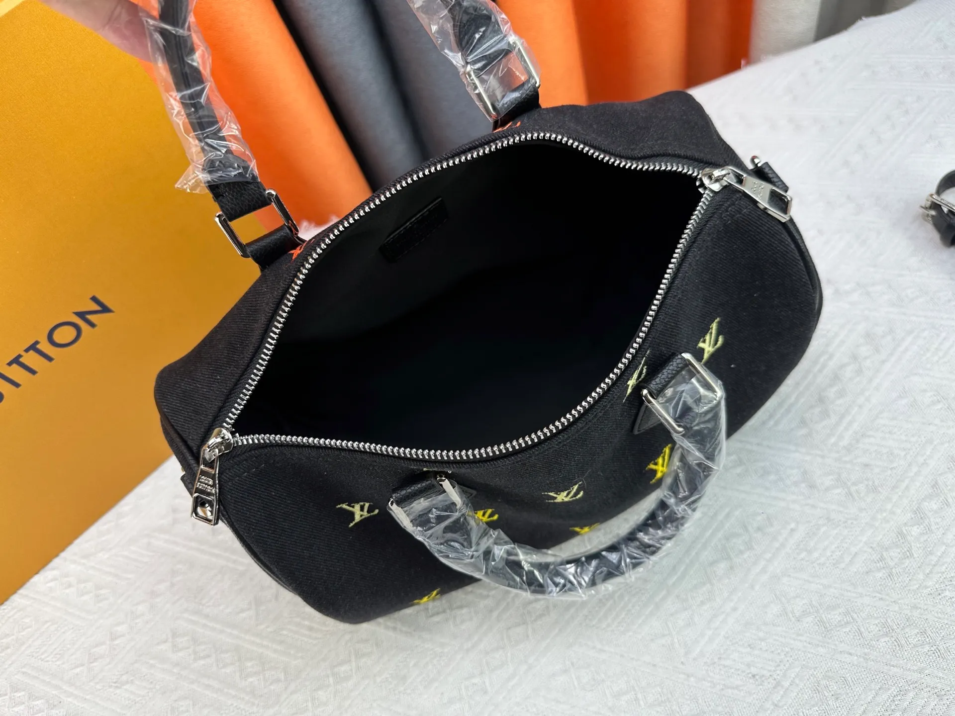 P320 M13966 M40391 Black denim embroidery Pharrell Williams uses deep LV Blason denim to interpret the Keepall Bandoulière 30 travel bag, using keen synesthesia to turn the beating notes into colorful LV letter embroidery, injecting sophisticated meaning into the classic configuration. Detailed features30x21x17cm