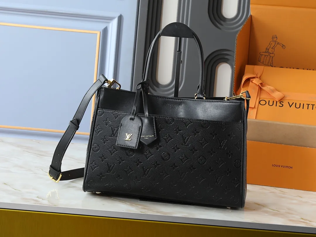 💰280💰Upgraded original M25575 M25577 M15231 Avenue MM (Avenue MM) is a modern alternative to the Grand Palais handbag. Suitable for busy city life, a design that transcends its time. Made of signature single-check leather. Naming choices and base fabric details highlight House’s outstanding craftsmanship. A spacious and practical piece that can accommodate A4-sized documents, a laptop, and various daily necessities. Dimensions: 38.5 x 24 x 15 cm (length x height x width)