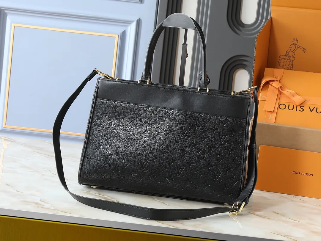 💰280💰Upgraded original M25575 M25577 M15231 Avenue MM (Avenue MM) is a modern alternative to the Grand Palais handbag. Suitable for busy city life, a design that transcends its time. Made of signature single-check leather. Naming choices and base fabric details highlight House’s outstanding craftsmanship. A spacious and practical piece that can accommodate A4-sized documents, a laptop, and various daily necessities. Dimensions: 38.5 x 24 x 15 cm (length x height x width)