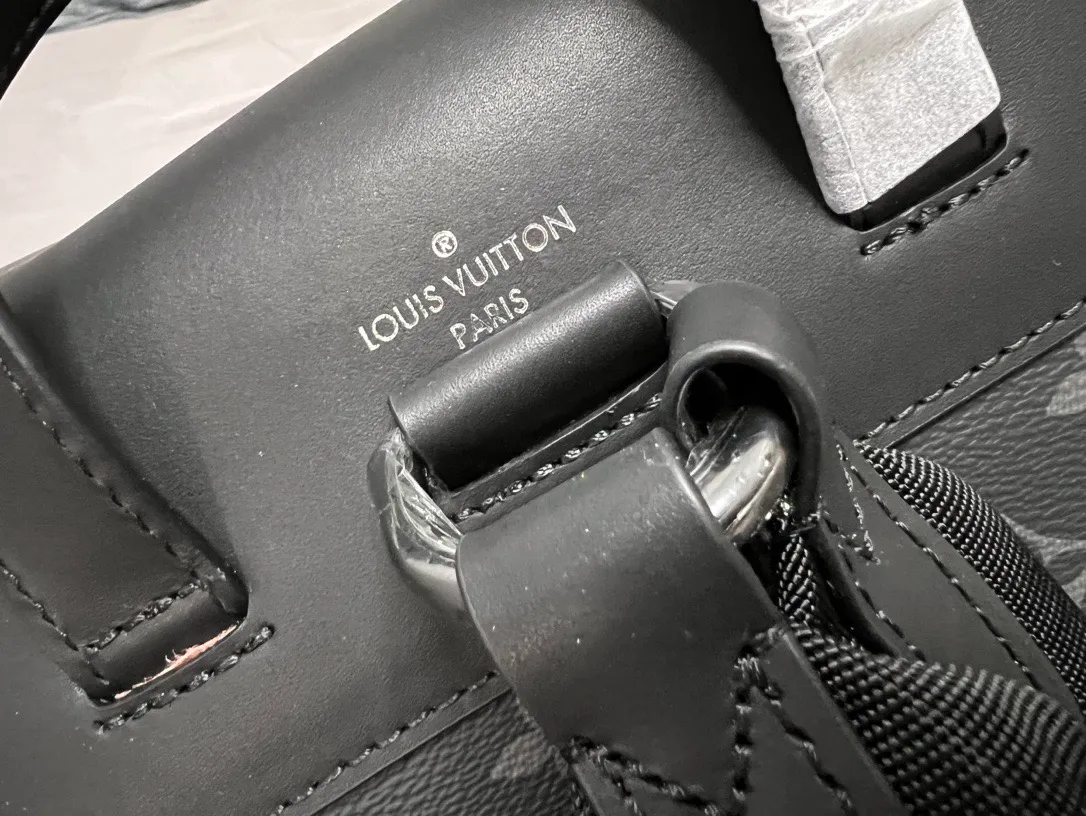 💰1060 Top Original M45538 Black Flower TRIO Backpack The new Trio backpack combines Louis Vuitton’s classic Monogram canvas with the creative elements of Virgil Abloh’s pen, cleverly connecting brand heritage and modern style. The soft material makes it comfortable to carry, and the magnetic closure and multi-pocket design make it more convenient. Detailed features 60 x 72 x 19 cm