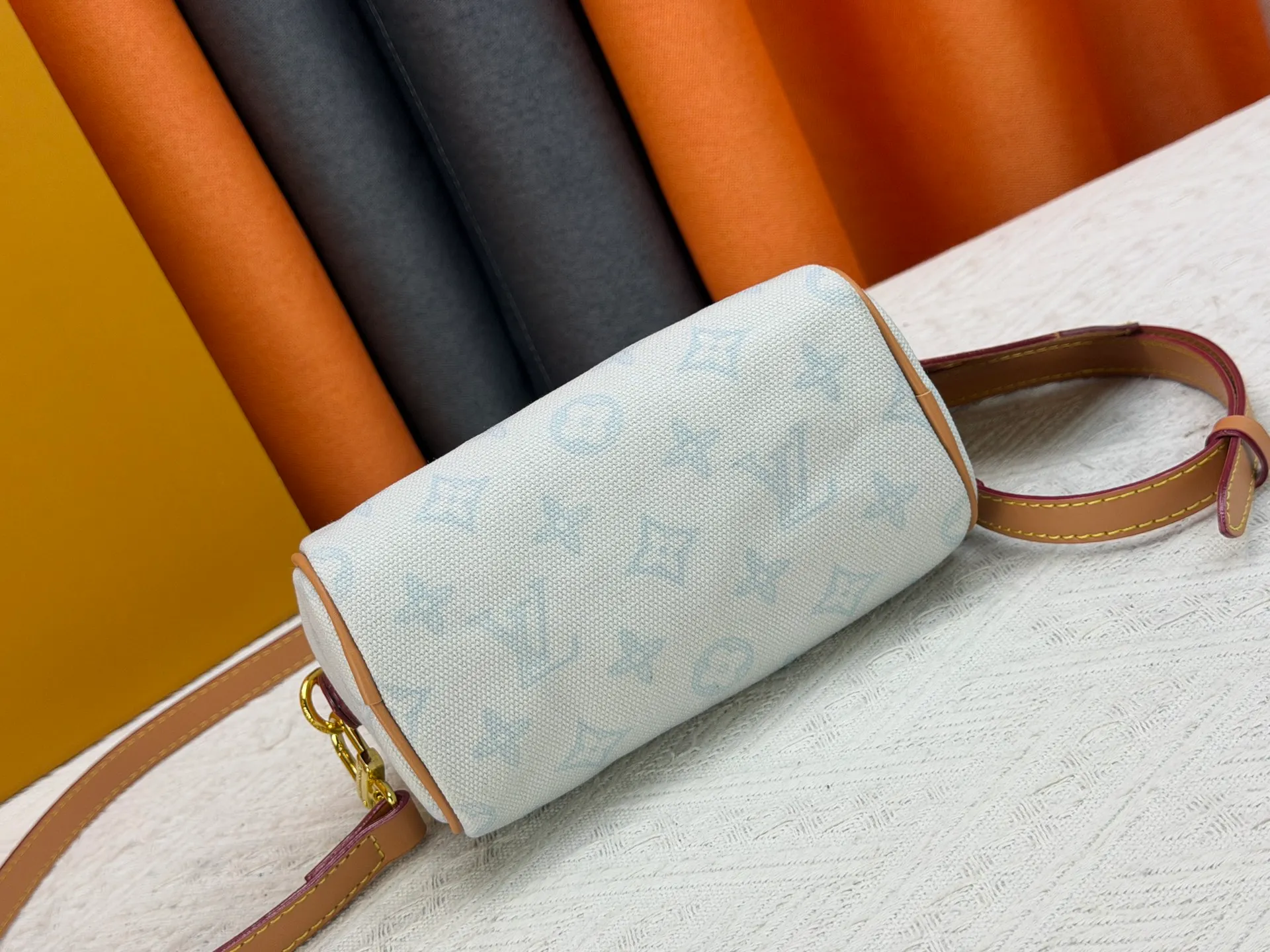 P220 M28322 Red M28323 M27610 M81085 [Exclusive background shot] This Nano Speedy handbag condenses the configuration of Louis Vuitton's classic Speedy handbag. It is made of Monogram canvas with distressed cow leather details and dazzling metal parts, making it easy to carry with you every day. The handles and removable and adjustable shoulder strap allow for a variety of styling possibilities. 16.0 x 10.0 x 7.5 cm (L x H x W) • Monogram coated canvas • Cow leather trim • Metal hardware • Zipper closure • Space to store daily necessities such as a 6.1-inch smartphone, card holder and lipstick • Shoulder strap: removable, adjustable • Half-length strap: 45.5 cm • Half-length strap adjustable to: 54.0 cm • Handle: Double handle