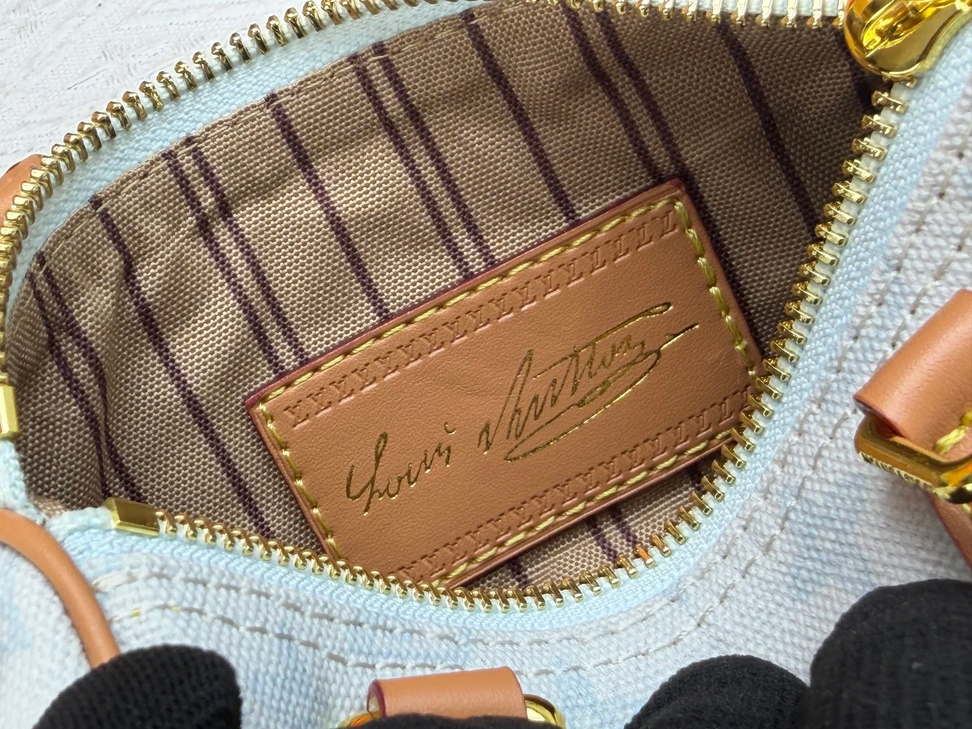 P220 M28322 Red M28323 M27610 M81085 [Exclusive background shot] This Nano Speedy handbag condenses the configuration of Louis Vuitton's classic Speedy handbag. It is made of Monogram canvas with distressed cow leather details and dazzling metal parts, making it easy to carry with you every day. The handles and removable and adjustable shoulder strap allow for a variety of styling possibilities. 16.0 x 10.0 x 7.5 cm (L x H x W) • Monogram coated canvas • Cow leather trim • Metal hardware • Zipper closure • Space to store daily necessities such as a 6.1-inch smartphone, card holder and lipstick • Shoulder strap: removable, adjustable • Half-length strap: 45.5 cm • Half-length strap adjustable to: 54.0 cm • Handle: Double handle