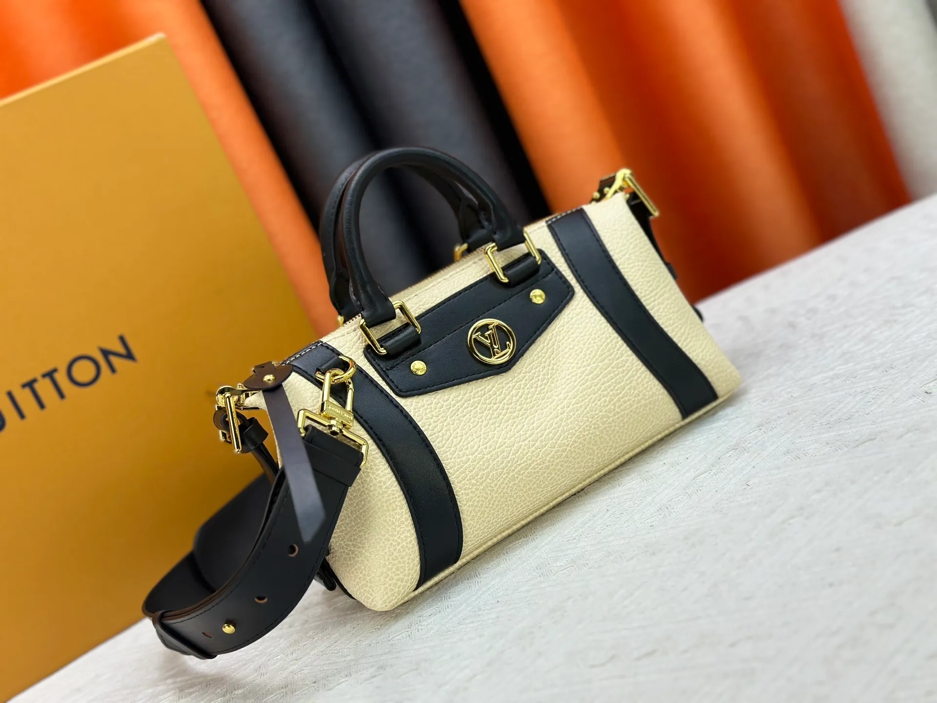 P300 [Exclusive real shot] M25566 M14623 Full leather motorcycle bag M14702 M14700 NANO LV BIKER handbag This Nano LV Rider handbag is from the 2025 spring and summer series. It is made of pixelated grain sheep leather with smooth cowhide elements, and is decorated with elegant patches with the LV Circle logo. The foldable configuration makes it easy to store in a suitcase, and the modern design adds a rock-n-roll edge to any look. Dimensions: 10 x 10 x 23 cm