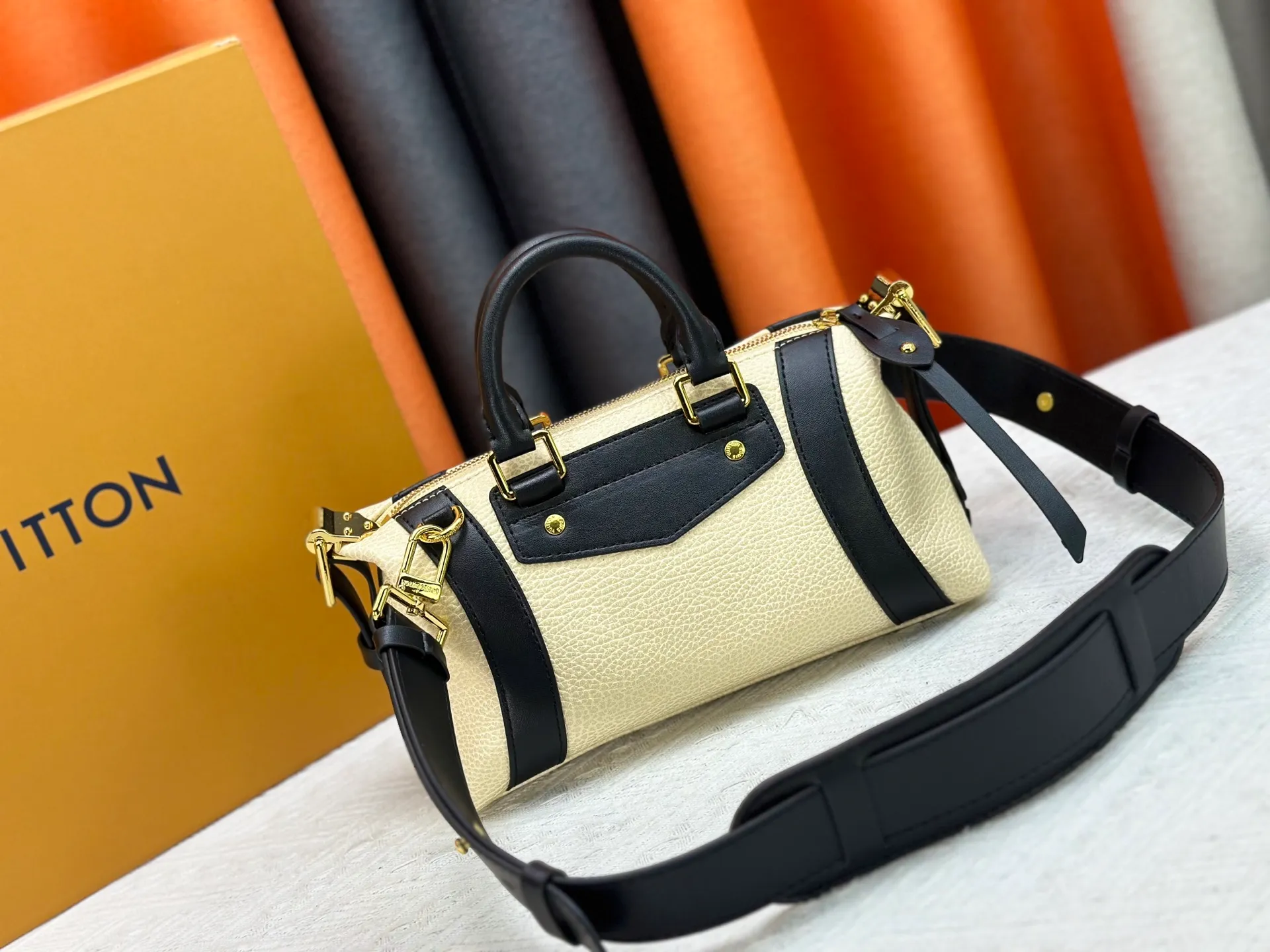 P300 [Exclusive real shot] M25566 M14623 Full leather motorcycle bag M14702 M14700 NANO LV BIKER handbag This Nano LV Rider handbag is from the 2025 spring and summer series. It is made of pixelated grain sheep leather with smooth cowhide elements, and is decorated with elegant patches with the LV Circle logo. The foldable configuration makes it easy to store in a suitcase, and the modern design adds a rock-n-roll edge to any look. Dimensions: 10 x 10 x 23 cm