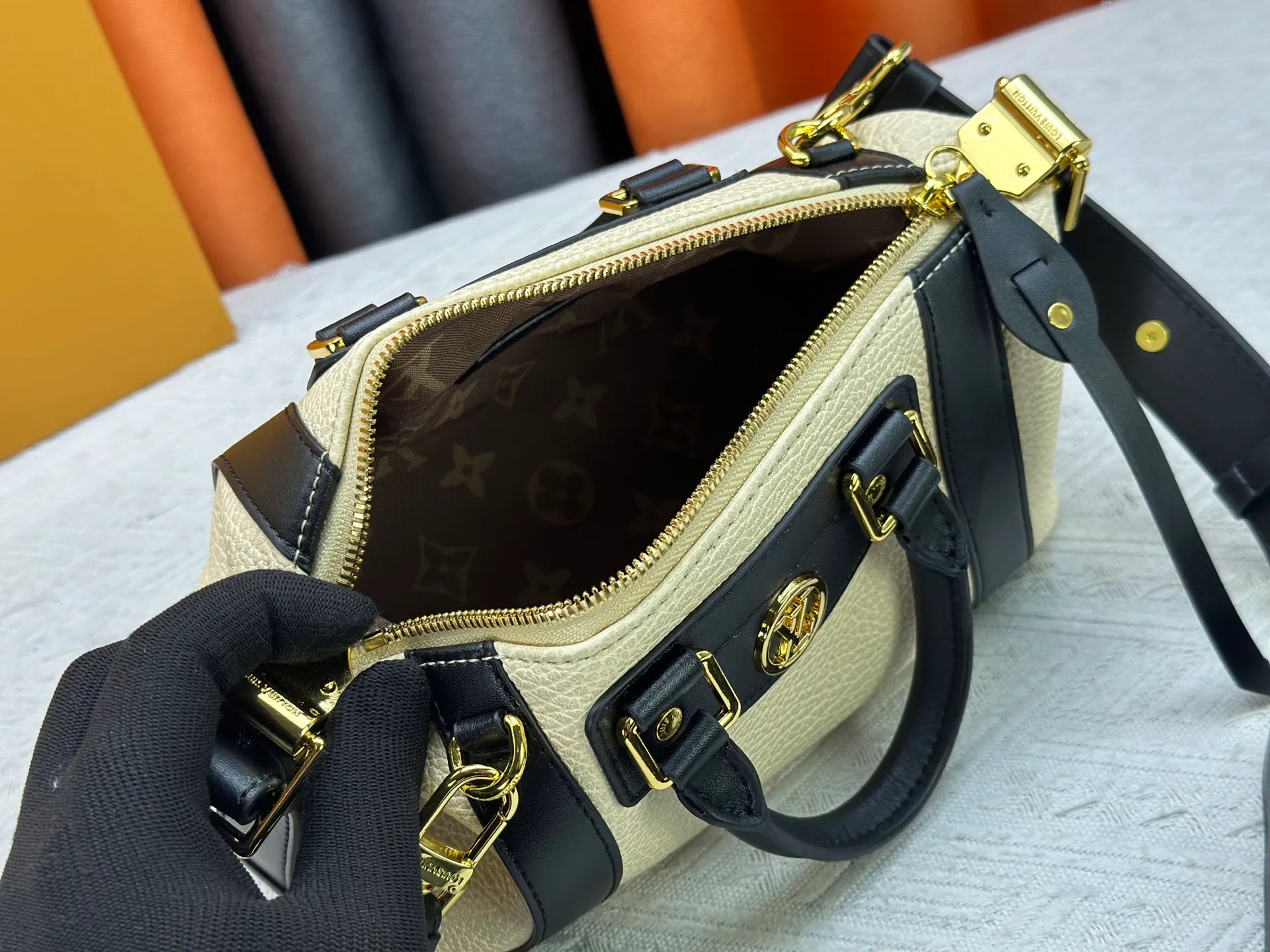 P300 [Exclusive real shot] M25566 M14623 Full leather motorcycle bag M14702 M14700 NANO LV BIKER handbag This Nano LV Rider handbag is from the 2025 spring and summer series. It is made of pixelated grain sheep leather with smooth cowhide elements, and is decorated with elegant patches with the LV Circle logo. The foldable configuration makes it easy to store in a suitcase, and the modern design adds a rock-n-roll edge to any look. Dimensions: 10 x 10 x 23 cm