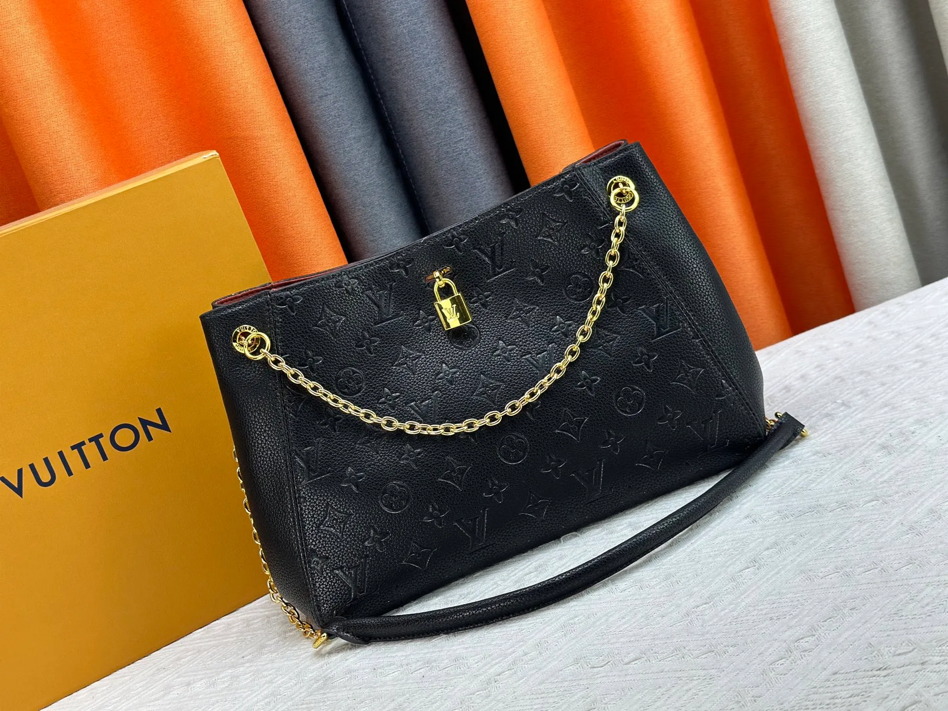 P280 P260 Model No. M14414 M14659 M14234 M This Anytime medium handbag recalls the Promenade handbag that was born in 1988, making it a perfect choice for daily commuting and weekend outings. The Monogram Empreinte leather bag is embellished with shiny metal hardware, and the LV padlock can be hung from the sliding chain shoulder strap, making it easy to explore a variety of styling possibilities and carrying methods. Cow leather - Cow leather trim - Fabric lining - Metal hardware - Magnetic closure - Decorative padlock - Large front pocket - Zipper pocket - Can hold a 13-inch laptop, 6.7-inch smartphone, Sarah long wallet, notebook, sunglasses and keys - Chain: sliding to adjust, not removable! ! Model: M14658; Size: large 42x27x14CM, small 20×13×34cm