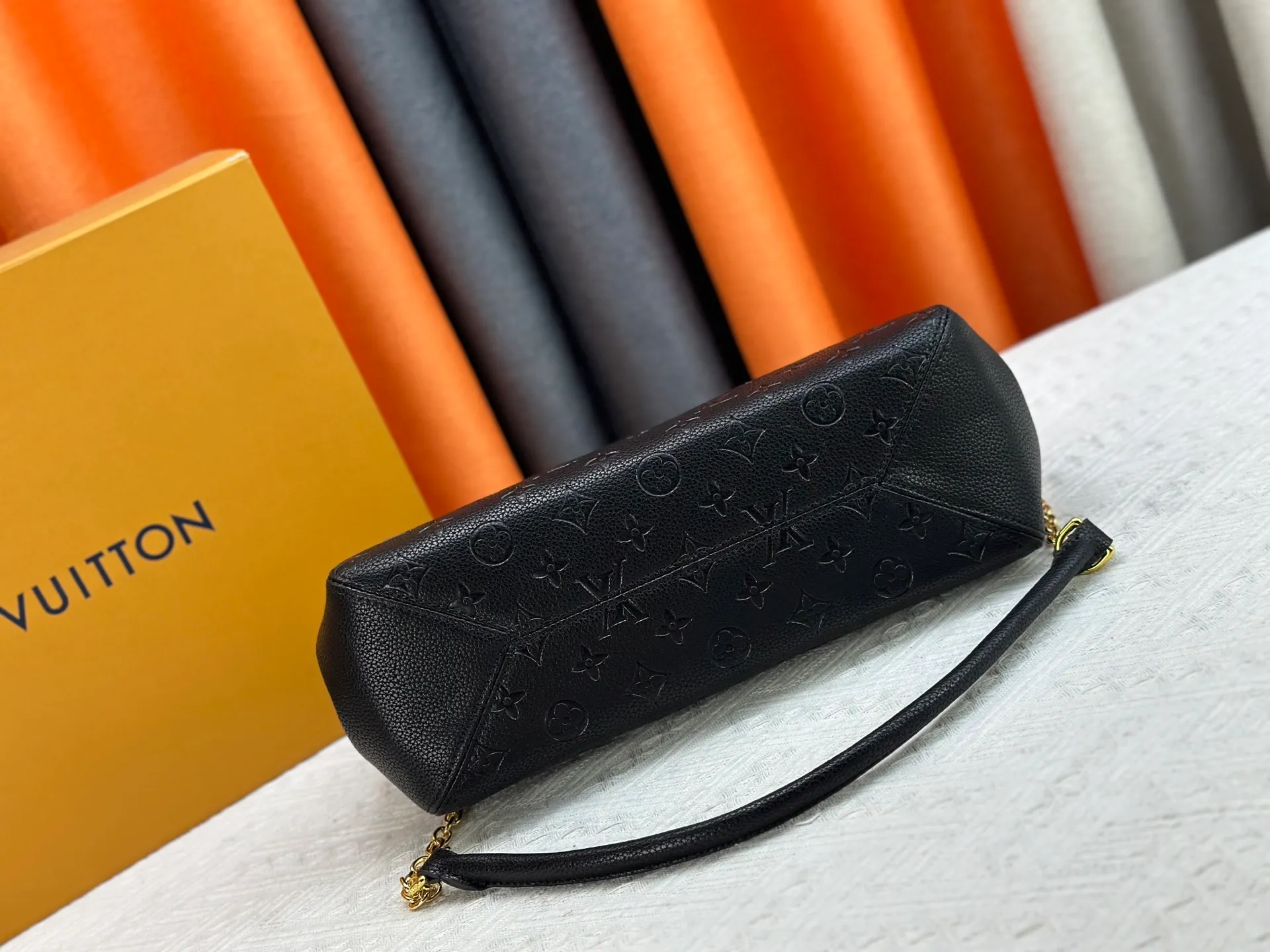 P280 P260 Model No. M14414 M14659 M14234 M This Anytime medium handbag recalls the Promenade handbag that was born in 1988, making it a perfect choice for daily commuting and weekend outings. The Monogram Empreinte leather bag is embellished with shiny metal hardware, and the LV padlock can be hung from the sliding chain shoulder strap, making it easy to explore a variety of styling possibilities and carrying methods. Cow leather - Cow leather trim - Fabric lining - Metal hardware - Magnetic closure - Decorative padlock - Large front pocket - Zipper pocket - Can hold a 13-inch laptop, 6.7-inch smartphone, Sarah long wallet, notebook, sunglasses and keys - Chain: sliding to adjust, not removable! ! Model: M14658; Size: large 42x27x14CM, small 20×13×34cm