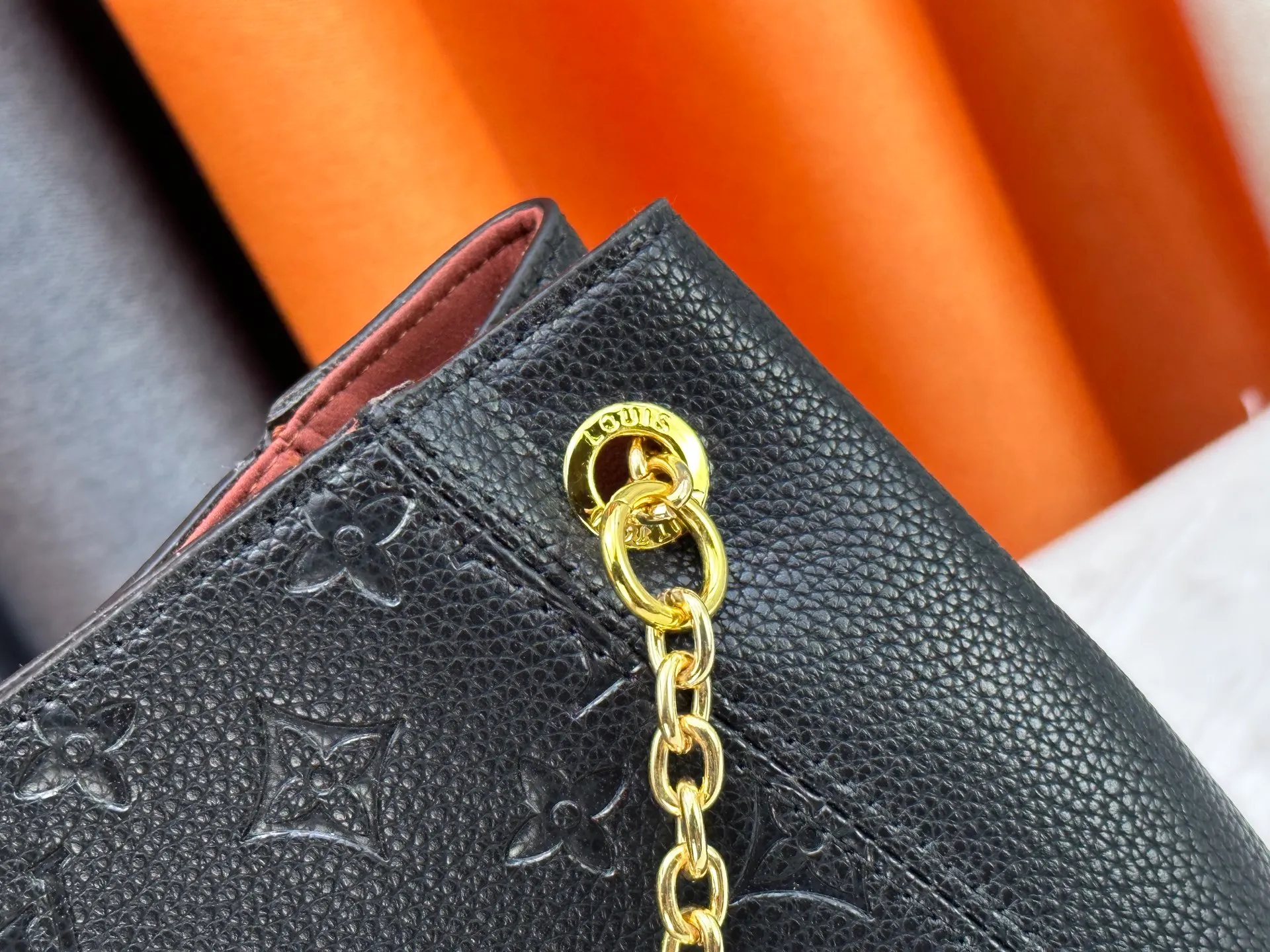 P280 P260 Model No. M14414 M14659 M14234 M This Anytime medium handbag recalls the Promenade handbag that was born in 1988, making it a perfect choice for daily commuting and weekend outings. The Monogram Empreinte leather bag is embellished with shiny metal hardware, and the LV padlock can be hung from the sliding chain shoulder strap, making it easy to explore a variety of styling possibilities and carrying methods. Cow leather - Cow leather trim - Fabric lining - Metal hardware - Magnetic closure - Decorative padlock - Large front pocket - Zipper pocket - Can hold a 13-inch laptop, 6.7-inch smartphone, Sarah long wallet, notebook, sunglasses and keys - Chain: sliding to adjust, not removable! ! Model: M14658; Size: large 42x27x14CM, small 20×13×34cm