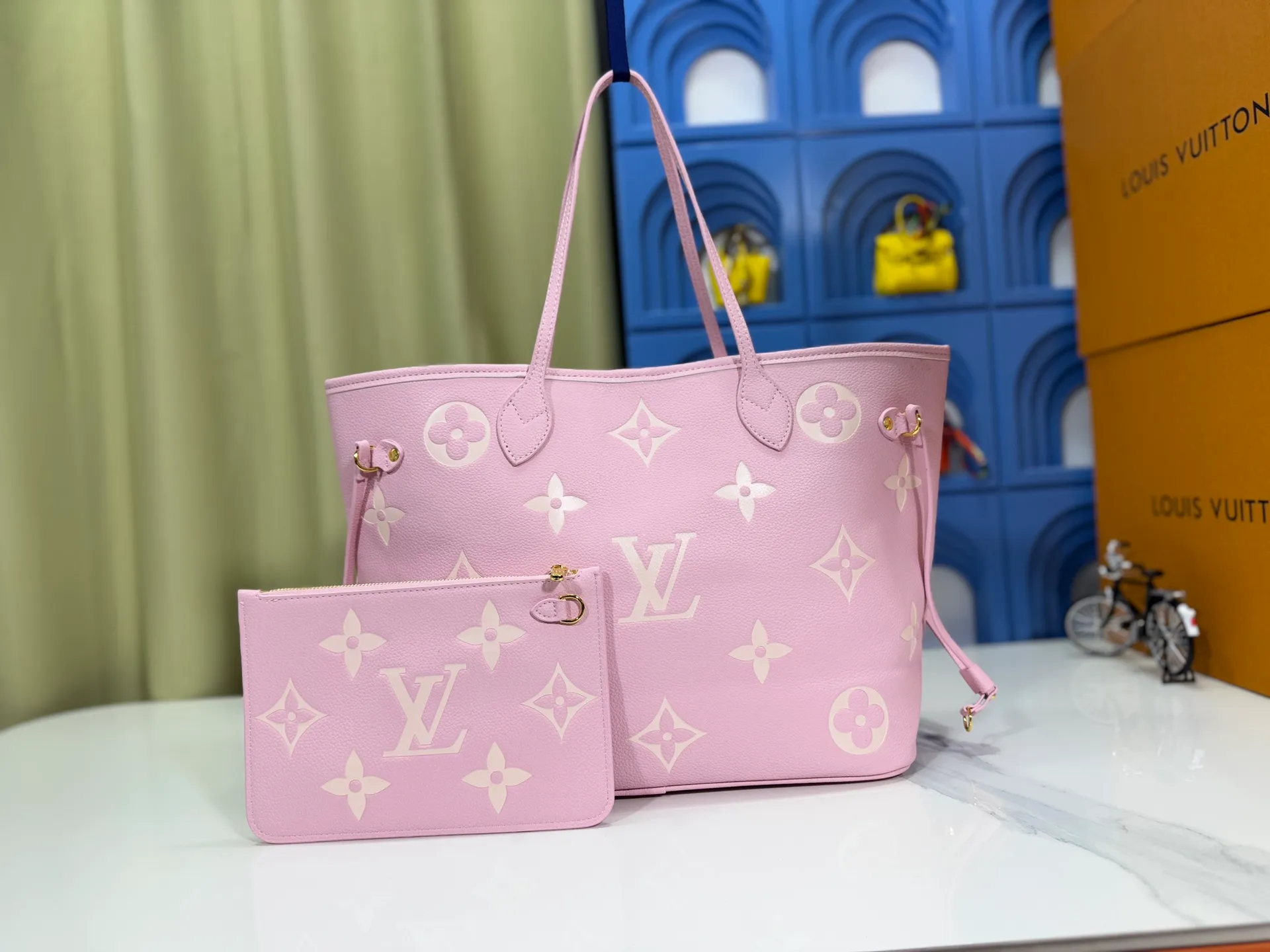 P220 Upgraded original M14210 M45686 M46649 M58907 M46329 M21579 M45685 M46676 M40995 This Neverfull medium handbag uses embossing and printing processes to depict the Monogram pattern on the cow leather. Tighten the side straps and the tote instantly transforms into an elegant urban handbag; the long handle makes it easy to carry over the shoulder or elbow. 31.0 x 28.0 x 14.0 cm (length x height x width)