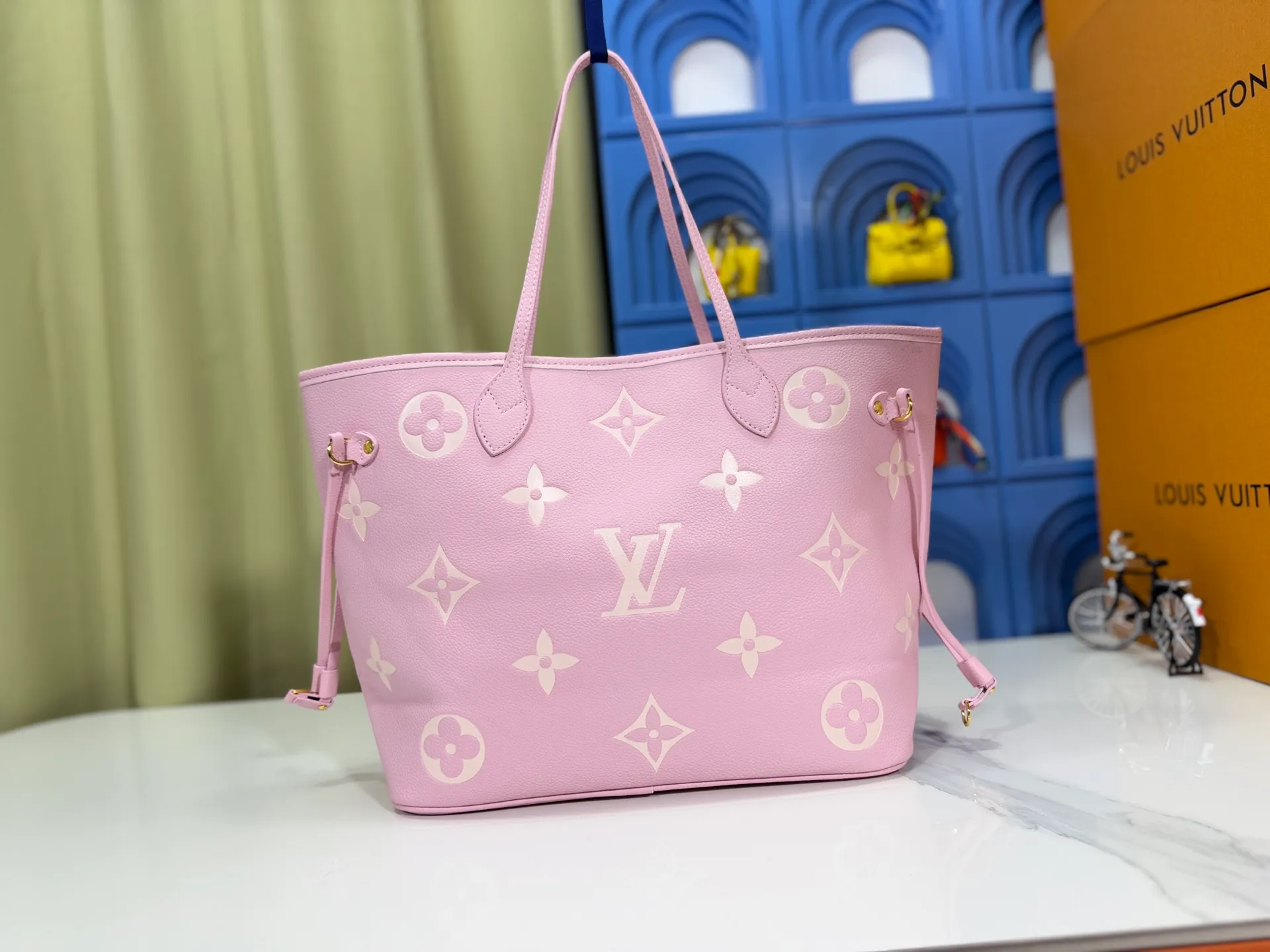 P220 Upgraded original M14210 M45686 M46649 M58907 M46329 M21579 M45685 M46676 M40995 This Neverfull medium handbag uses embossing and printing processes to depict the Monogram pattern on the cow leather. Tighten the side straps and the tote instantly transforms into an elegant urban handbag; the long handle makes it easy to carry over the shoulder or elbow. 31.0 x 28.0 x 14.0 cm (length x height x width)