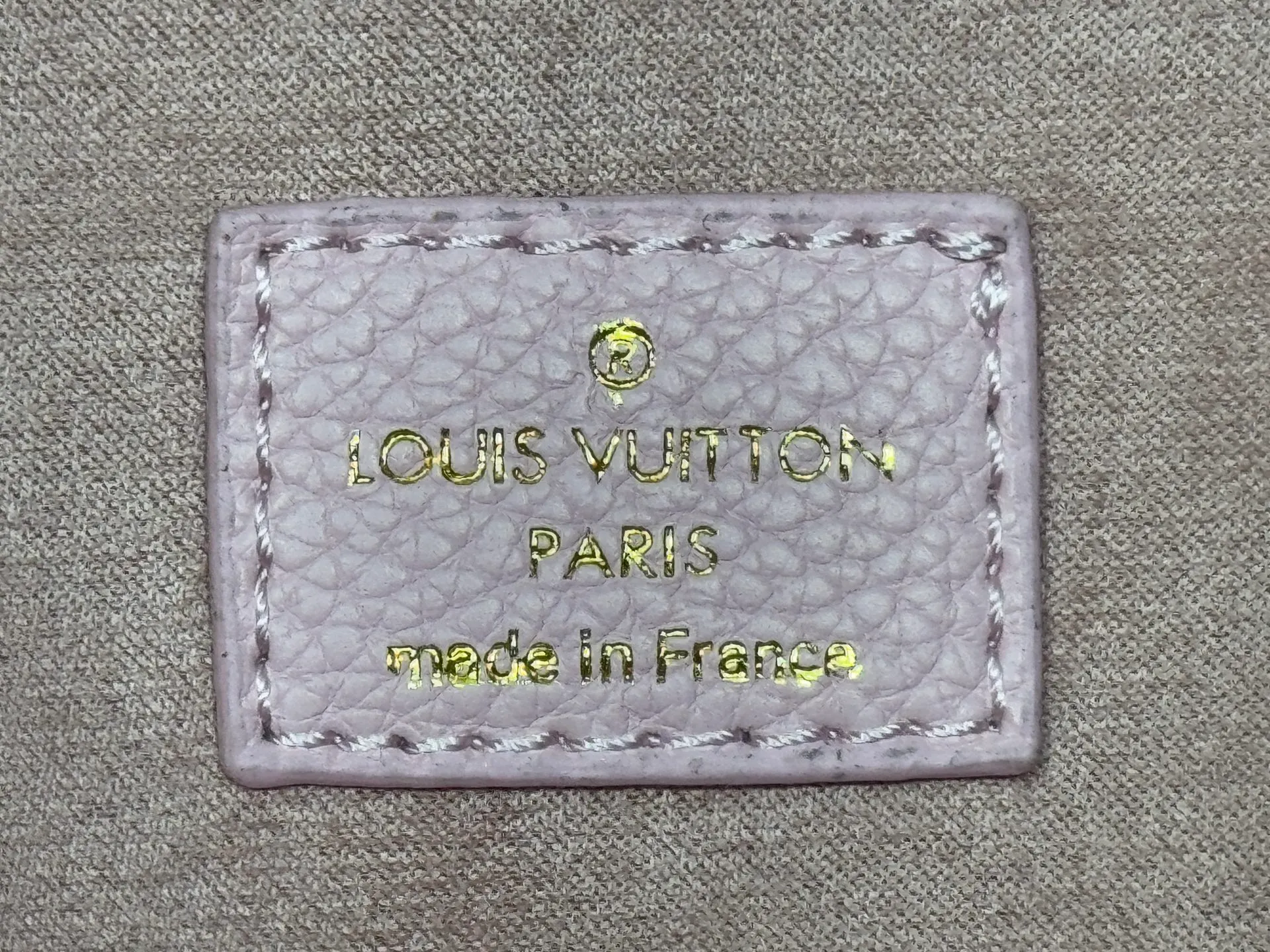 P220 Upgraded original M14210 M45686 M46649 M58907 M46329 M21579 M45685 M46676 M40995 This Neverfull medium handbag uses embossing and printing processes to depict the Monogram pattern on the cow leather. Tighten the side straps and the tote instantly transforms into an elegant urban handbag; the long handle makes it easy to carry over the shoulder or elbow. 31.0 x 28.0 x 14.0 cm (length x height x width)