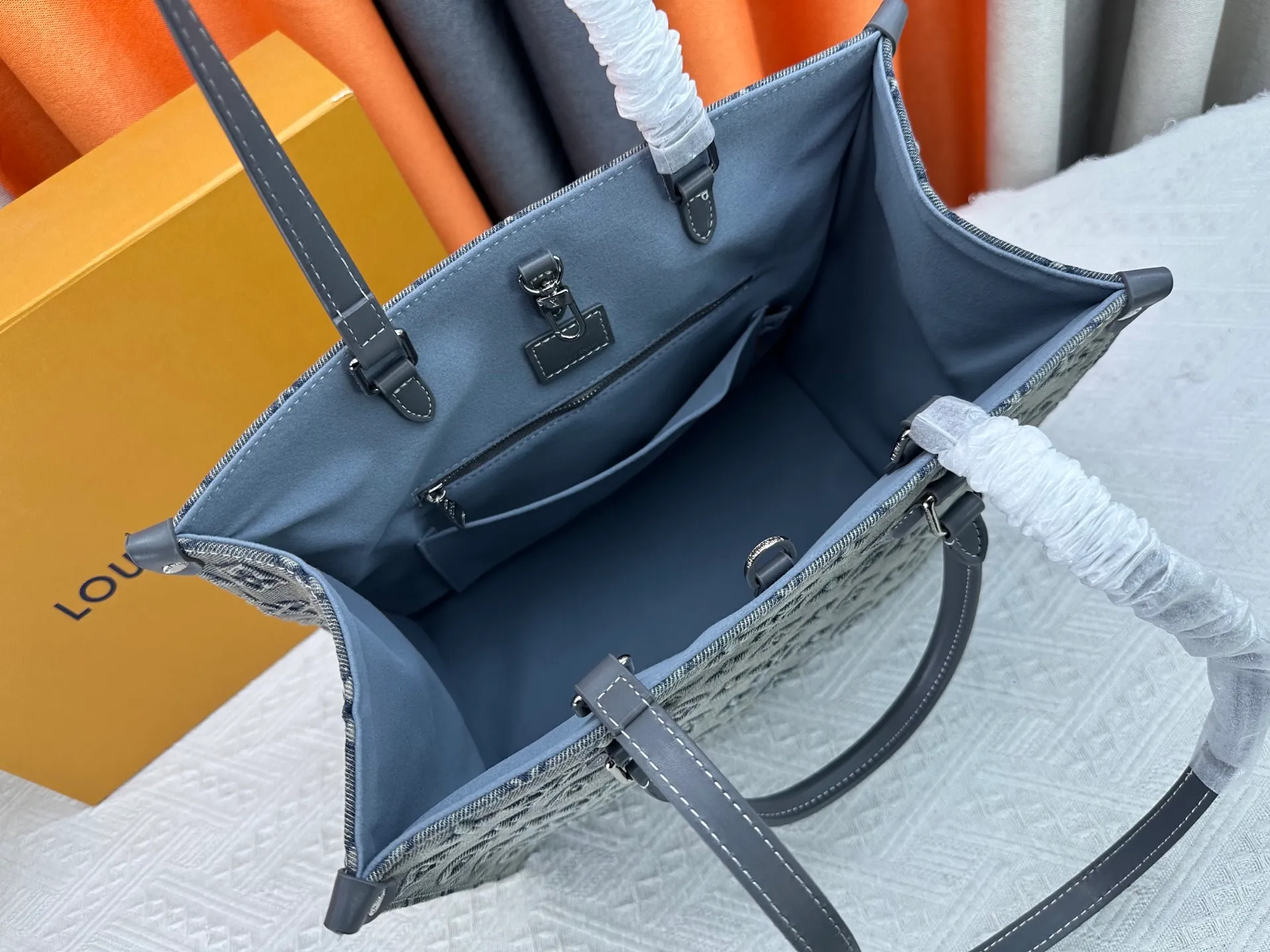 P380 Upgraded original M45039 This denim denim jacquard OnTheGo medium handbag is made of Monogram and Monogram Reverse canvas, with the Monogram Giant pattern embellished on it. The Toron handle and the jacquard textured shoulder strap decorated with the brand's logo create a visual contrast, and the detachable coin bag is suitable for storing change or small items. It combines fashionable charm with various functions, making it a good daily companion. 35.0 x 27.0 x 14 cm (length x height x width)