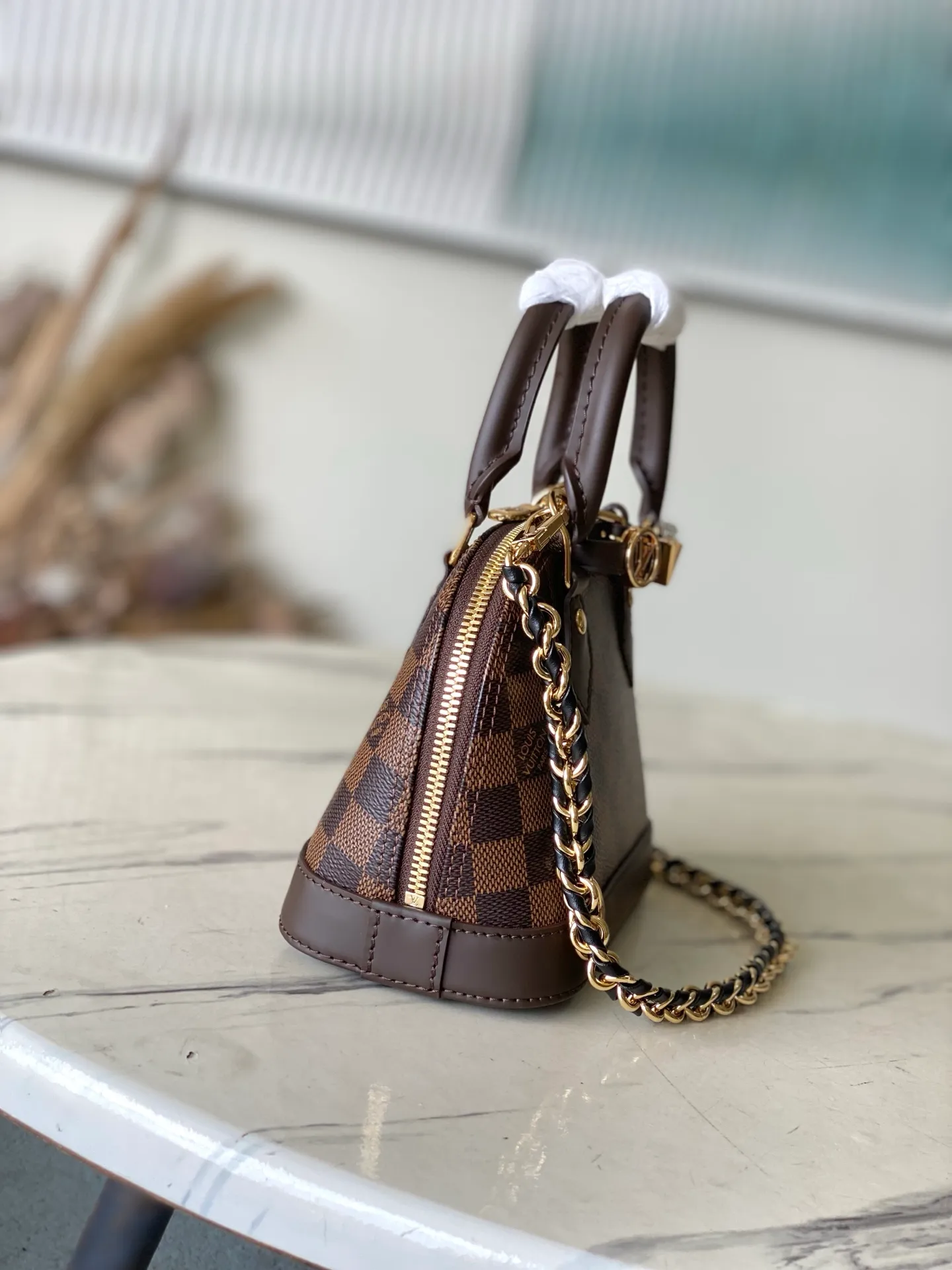 💰1060 Top Original M14339 Cage LV&I Collection launches this customizable kit, featuring the iconic Alma in an exclusive mini size. Designed to create a personalized handbag that is unique to the wearer, there are seven styles to choose from, available in a range of colors and finishes. Next, choose a strap or chain before choosing add-ons like a mirrored name tag or a functional hair clip. Finally, three sliding charms are included, ranging from the iconic padlock to the colorful Vivienne mascot. Dimensions: 15x19.5x10 cm (LxHxW)