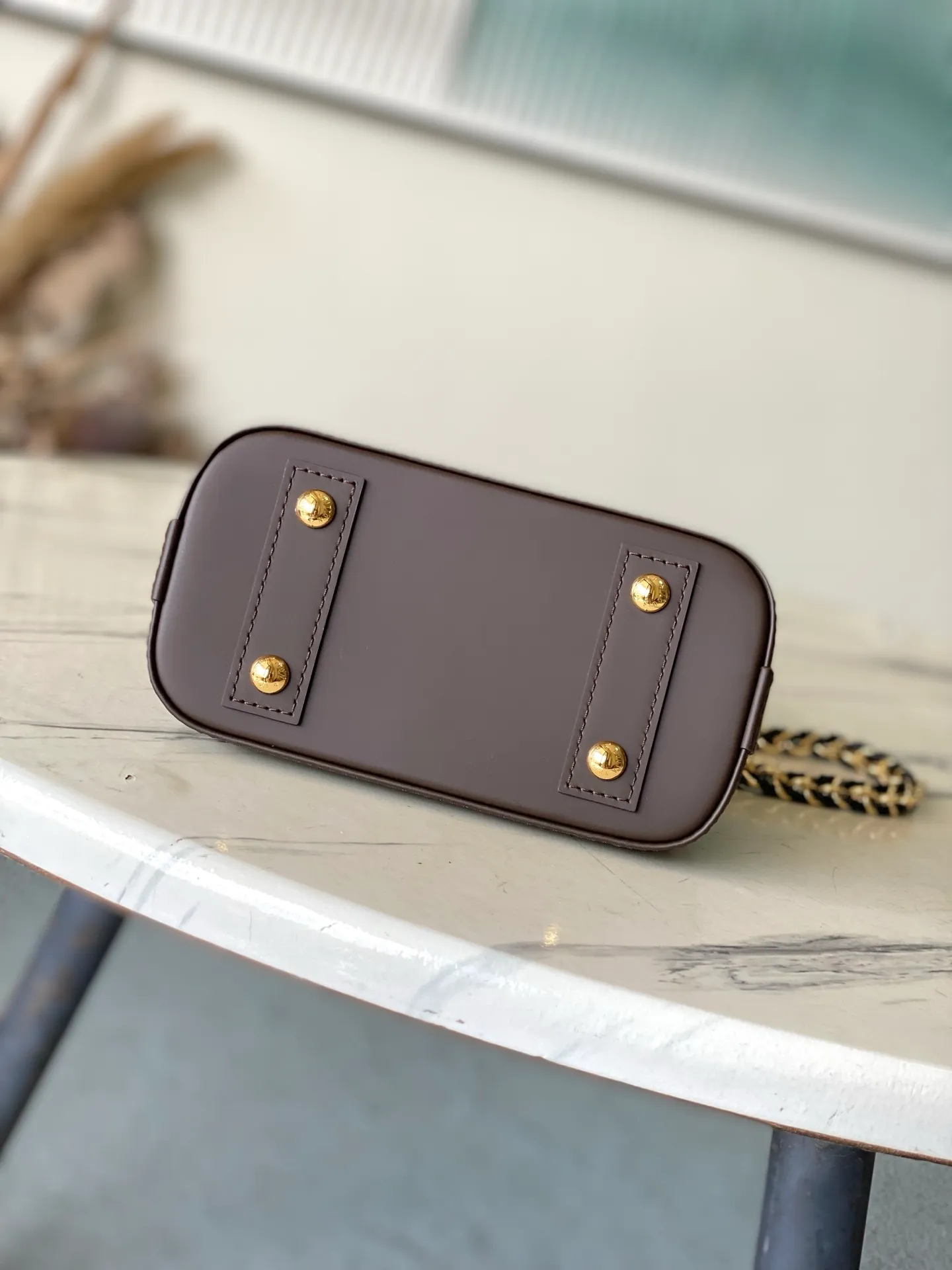 💰1060 Top Original M14339 Cage LV&I Collection launches this customizable kit, featuring the iconic Alma in an exclusive mini size. Designed to create a personalized handbag that is unique to the wearer, there are seven styles to choose from, available in a range of colors and finishes. Next, choose a strap or chain before choosing add-ons like a mirrored name tag or a functional hair clip. Finally, three sliding charms are included, ranging from the iconic padlock to the colorful Vivienne mascot. Dimensions: 15x19.5x10 cm (LxHxW)