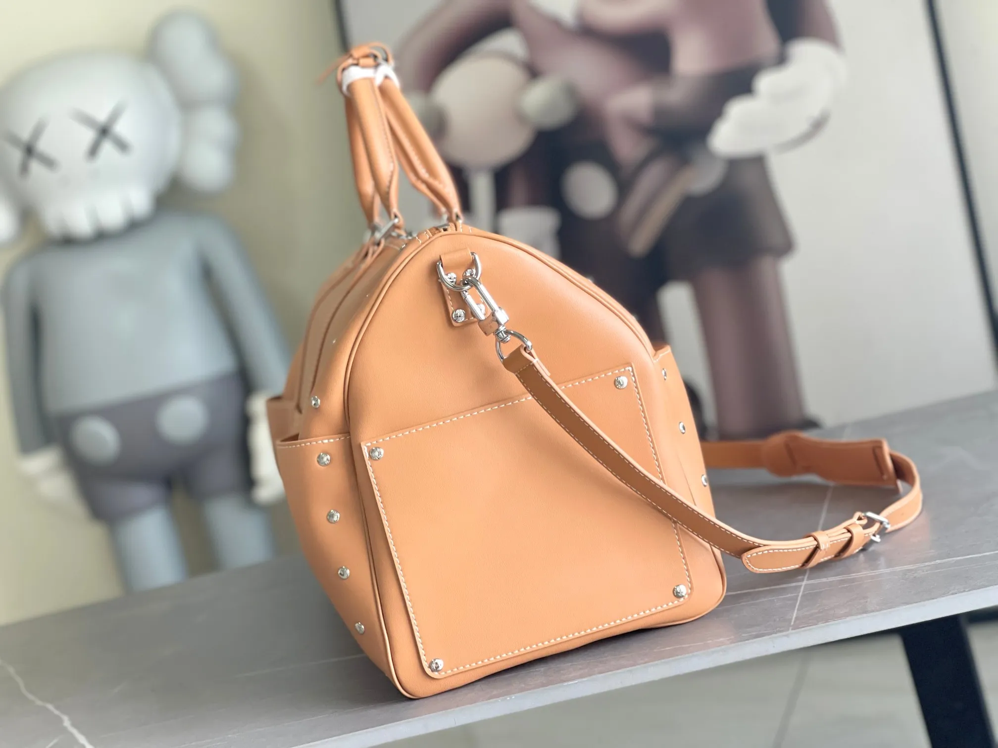 💰1480 (first-grain leather) Top original order M11767 KEEPALL 50 travel bag (with shoulder strap) This KEEPALL travel bag, designed in collaboration with Japanese designer Hiroshi Fujiwara, combines the traditional elements of the brand - Monogram pattern - with a modern feel. The travel bag has rhombus edging, pocket stitching and two-color hardware Rainbow decoration - both fashionable and dynamic style. Carry-on luggage size, ample capacity, perfect for travel. The perfect companion for three days. size 50/29/22cm