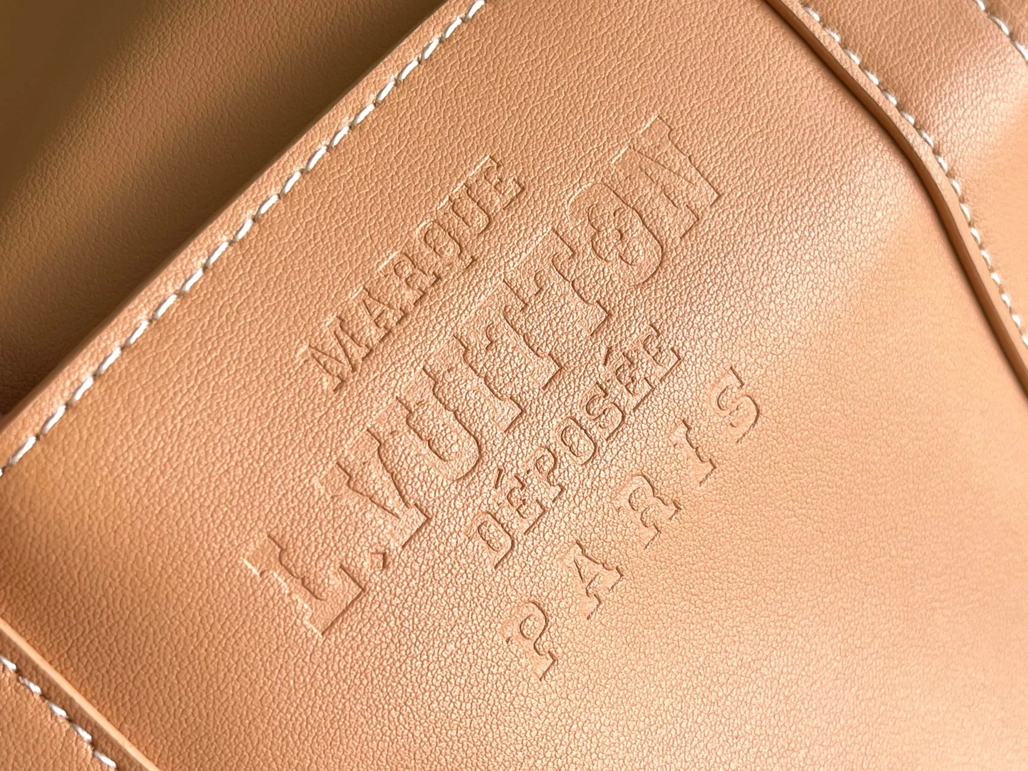💰1480 (first-grain leather) Top original order M11767 KEEPALL 50 travel bag (with shoulder strap) This KEEPALL travel bag, designed in collaboration with Japanese designer Hiroshi Fujiwara, combines the traditional elements of the brand - Monogram pattern - with a modern feel. The travel bag has rhombus edging, pocket stitching and two-color hardware Rainbow decoration - both fashionable and dynamic style. Carry-on luggage size, ample capacity, perfect for travel. The perfect companion for three days. size 50/29/22cm