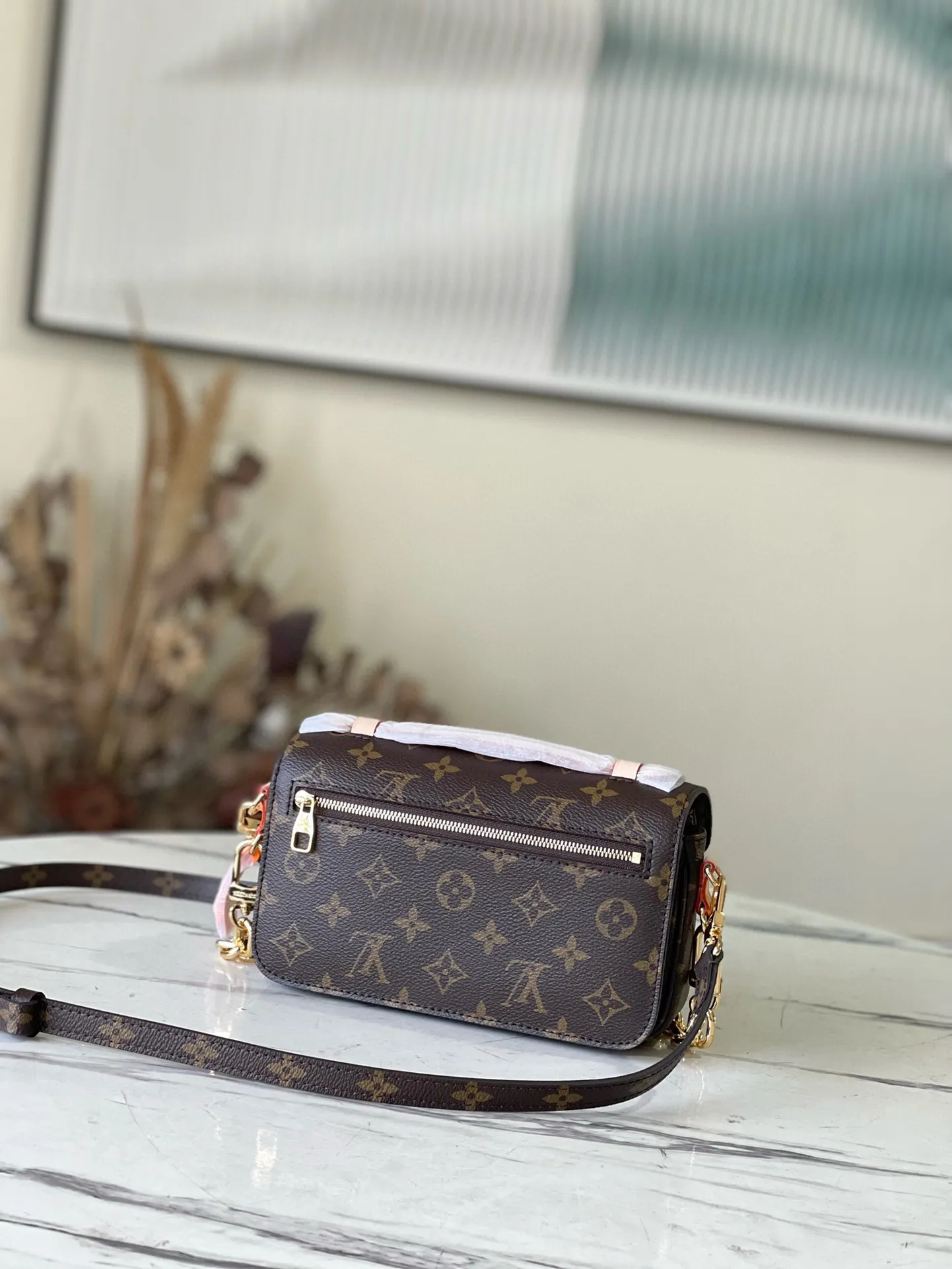 💰800 (Steel Hardware) Top Original M46279 Presbyopia Pochette Métis East West handbag is made of Monogram canvas, cow leather trim and S-lock lock. While continuing the classic elements, it also has modern details such as a short chain on the shoulder. Generously constructed with compartments, zippered interior and exterior pockets to easily store your iPhone 13. Dimensions: 21.5 x 13.5 x 6 cm