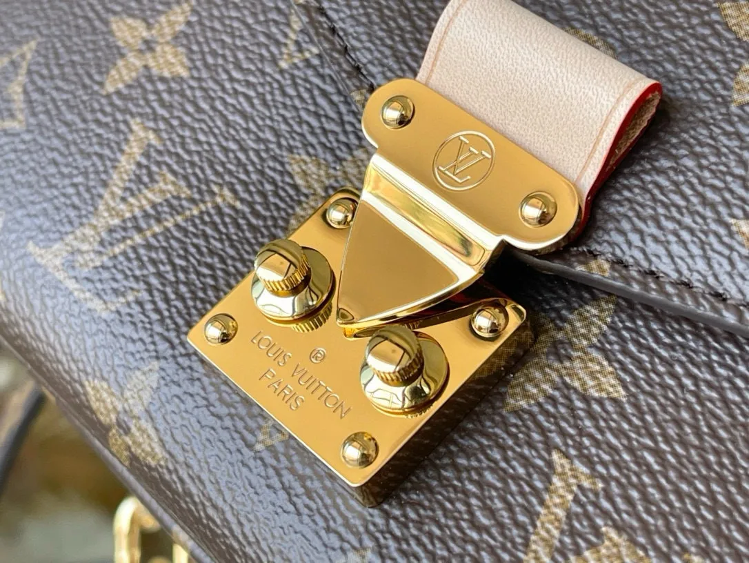 💰800 (Steel Hardware) Top Original M46279 Presbyopia Pochette Métis East West handbag is made of Monogram canvas, cow leather trim and S-lock lock. While continuing the classic elements, it also has modern details such as a short chain on the shoulder. Generously constructed with compartments, zippered interior and exterior pockets to easily store your iPhone 13. Dimensions: 21.5 x 13.5 x 6 cm