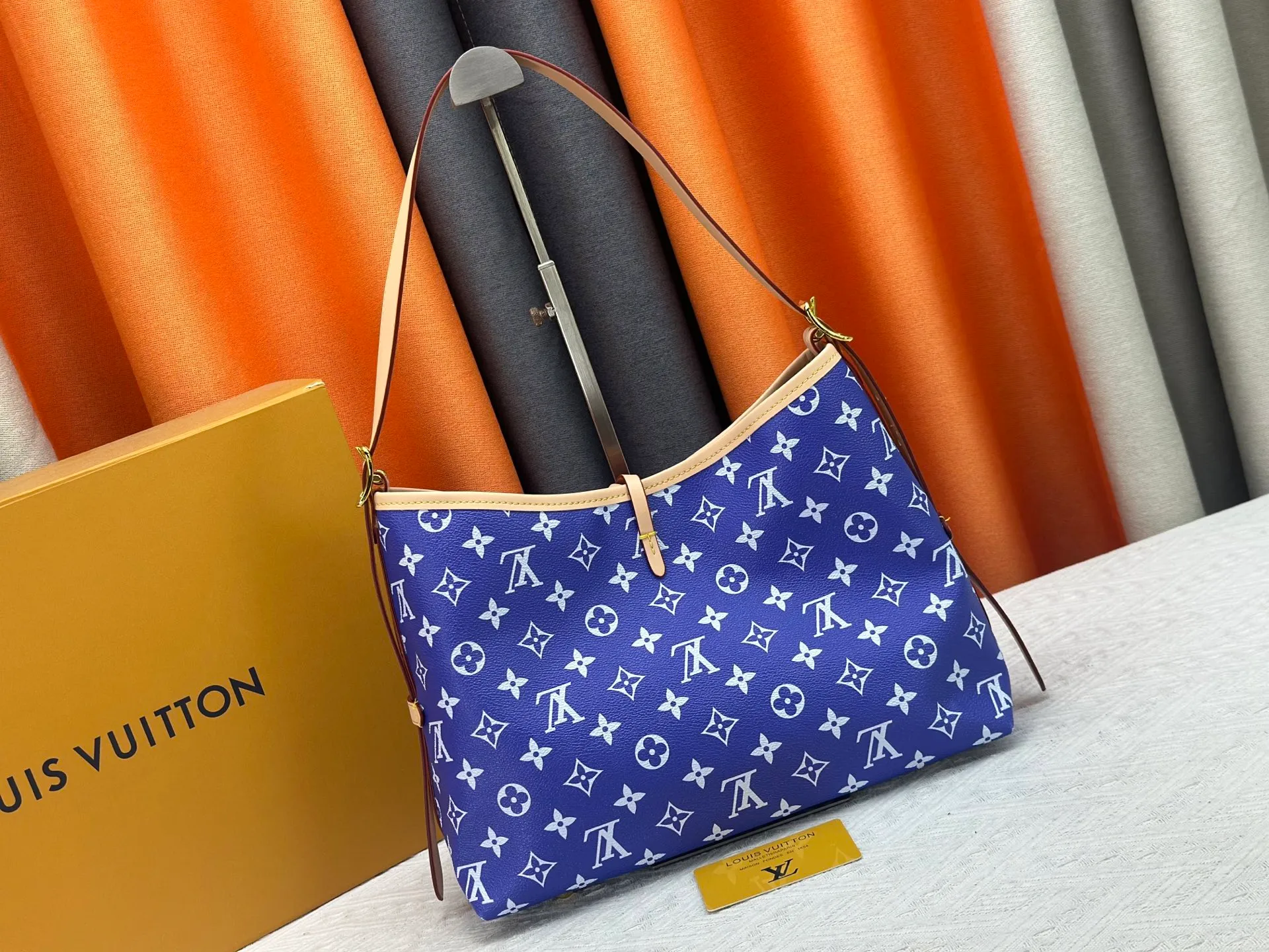 P280 upgraded original M24861 M25143 M46203 M46197 Colorful, legendary CarryAll medium handbag, with Monogram canvas and leather trimming to create a body-fitting design. There's a zipped pocket inside the ample space, and a detachable zipped clutch adds a functional element, with a buckle-adjustable handle. Small size: 29 x 24 x 12 cm,