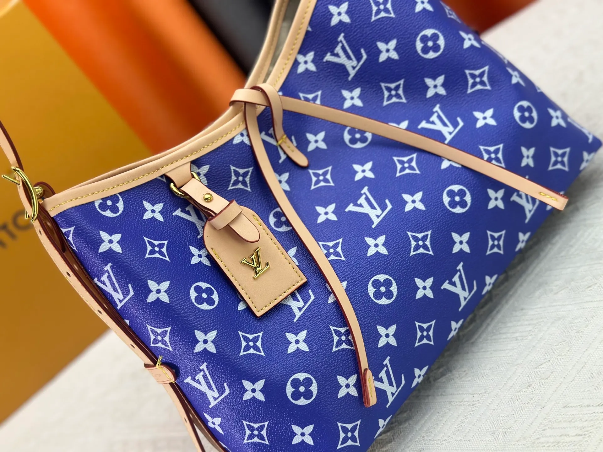 P280 upgraded original M24861 M25143 M46203 M46197 Colorful, legendary CarryAll medium handbag, with Monogram canvas and leather trimming to create a body-fitting design. There's a zipped pocket inside the ample space, and a detachable zipped clutch adds a functional element, with a buckle-adjustable handle. Small size: 29 x 24 x 12 cm,