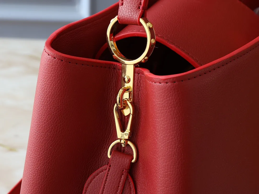 💰400💰Guangzhou goods Upgraded original M13027 M24879 M24620 M24607 This large Capucines Souple handbag relies on tanning technology to give the glossy grained cow leather a soft texture, interpreting an enlarged version of the brand's classic configuration. Plenty of space for daily commuting and weekend travel. Dimensions: 38.0 x 23.0 x 16.0 cm (length x height x width)