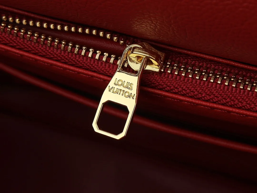 💰400💰Guangzhou goods Upgraded original M13027 M24879 M24620 M24607 This large Capucines Souple handbag relies on tanning technology to give the glossy grained cow leather a soft texture, interpreting an enlarged version of the brand's classic configuration. Plenty of space for daily commuting and weekend travel. Dimensions: 38.0 x 23.0 x 16.0 cm (length x height x width)