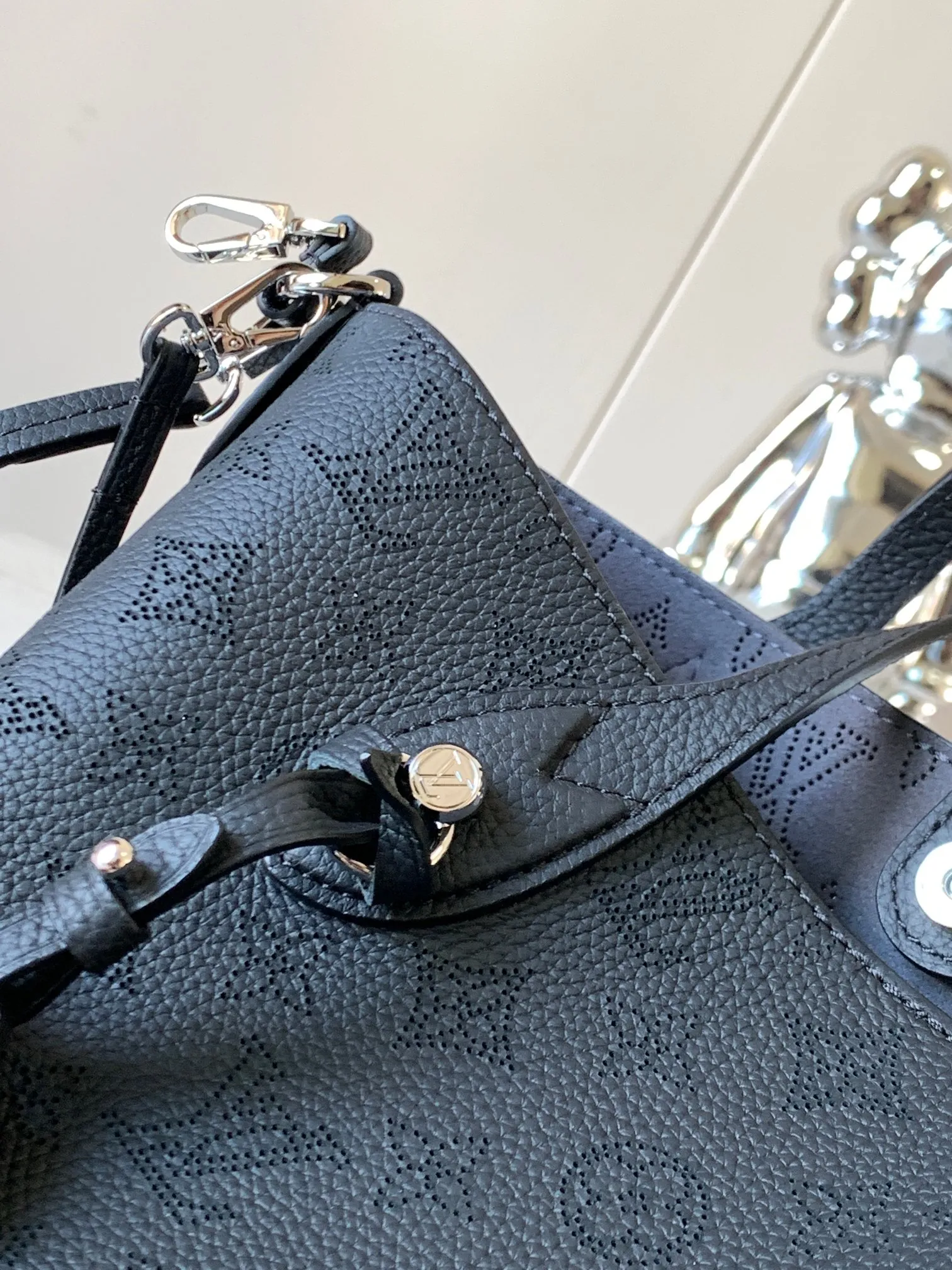 P1500【Original Leather💋M21848 Black】This Blossom small handbag is made of engraved and perforated cow leather, which demonstrates practical functions in a leisurely style. The inner compartment is equipped with a detachable zipper bag to easily accommodate daily needs; the handle is convenient for carrying by hand or elbow, and the detachable and adjustable shoulder strap adds shoulder and cross-body options. Detailed dimensions: 20 x 20 x 12.5 cm