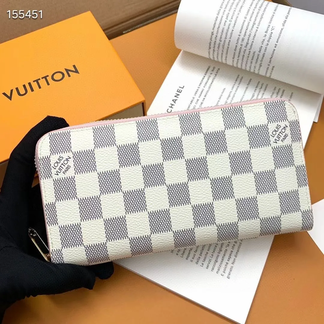 P100💰 💎M60017 inner color ❤️ brown powder ZIPPY zipper wallet. The Zippy wallet pays homage to Louis Vuitton's heritage of travel and trunk making, with a travel-style patch and Louis Vuitton logo. With its compact interior and simple design, this wallet is ideal for everyday use. Model M60017. Size: 19x10.