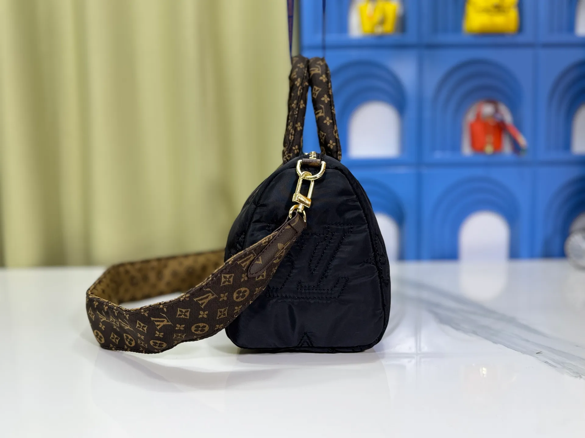 P240 upgraded original M21061 M20937 M59008 This LV Pillow Speedy Bandoulière 25 handbag injects a cool attitude into the brand's classic configuration. Recycled padded nylon has a matte sheen, with Monogram embroidery and Mini Monogram canvas trim. The top handle and shoulder strap are both padded, making it softer, warmer and more comfortable to carry. Dimensions: 25.0 x 19.0 x 15.0 cm (length x height x width)