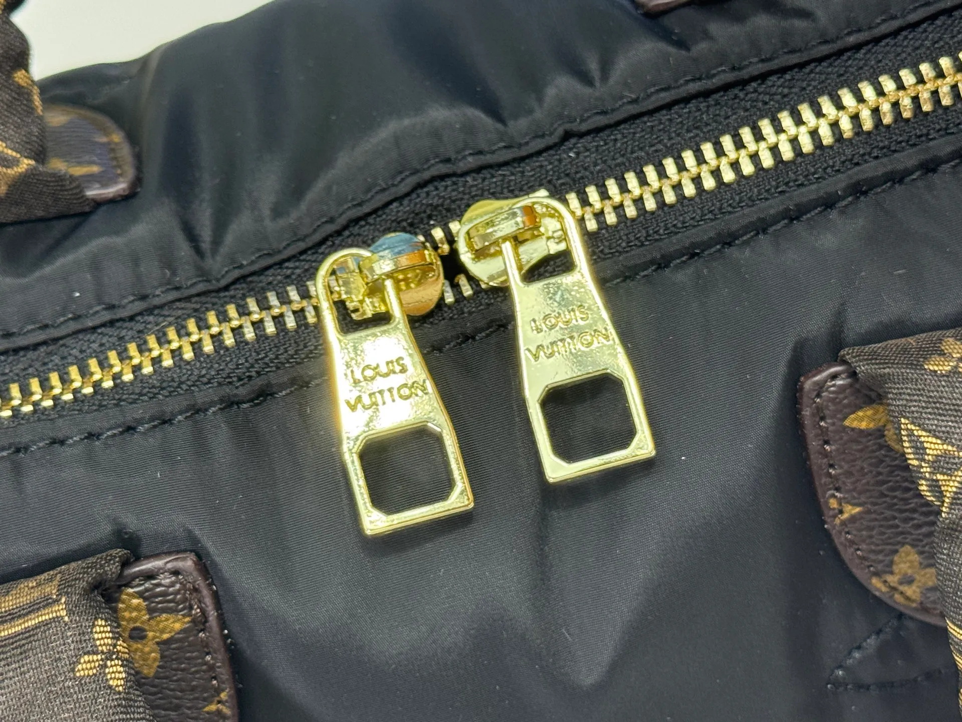 P240 upgraded original M21061 M20937 M59008 This LV Pillow Speedy Bandoulière 25 handbag injects a cool attitude into the brand's classic configuration. Recycled padded nylon has a matte sheen, with Monogram embroidery and Mini Monogram canvas trim. The top handle and shoulder strap are both padded, making it softer, warmer and more comfortable to carry. Dimensions: 25.0 x 19.0 x 15.0 cm (length x height x width)