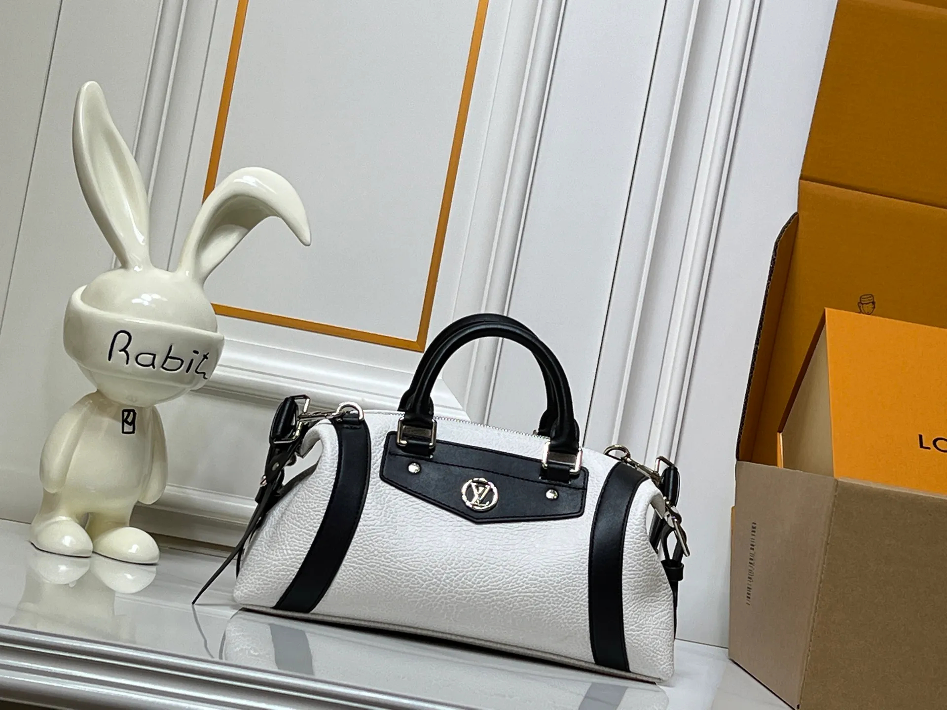 Batch 320💰【Exclusive real shot】Medium size M25566 M14623 full leather motorcycle bag M14702 M14700 NANO LV BIKER handbag This Nano LV Rider handbag is from the 2025 spring and summer series. It is made of pixelated grain sheep leather with smooth cow leather elements, and is decorated with LV Circle logo. The foldable configuration makes it easy to store in a suitcase, and the modern design adds a rock-n-roll edge to any look. Dimensions: 10 x 10 x 23 cm