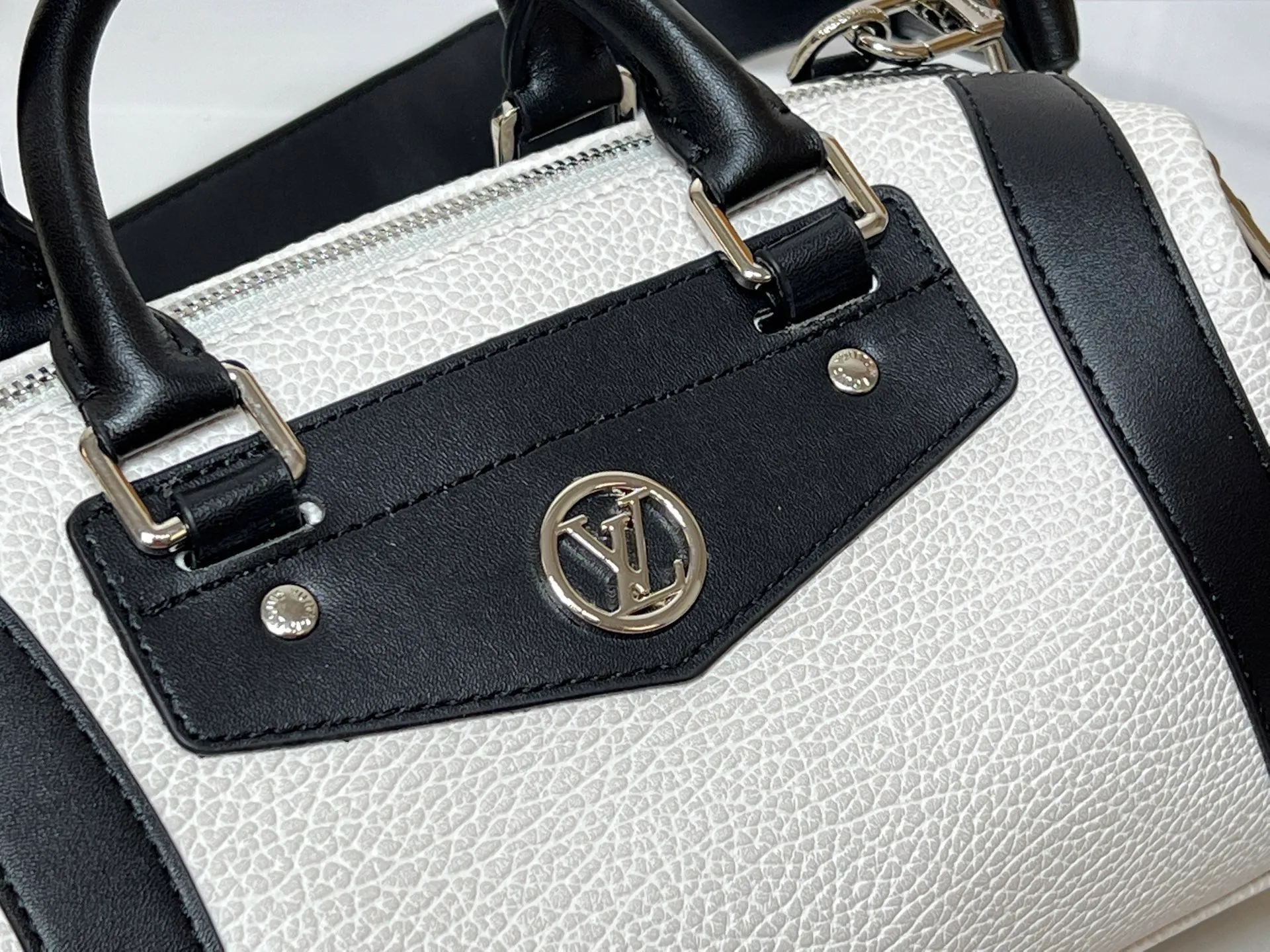 Batch 320💰【Exclusive real shot】Medium size M25566 M14623 full leather motorcycle bag M14702 M14700 NANO LV BIKER handbag This Nano LV Rider handbag is from the 2025 spring and summer series. It is made of pixelated grain sheep leather with smooth cow leather elements, and is decorated with LV Circle logo. The foldable configuration makes it easy to store in a suitcase, and the modern design adds a rock-n-roll edge to any look. Dimensions: 10 x 10 x 23 cm