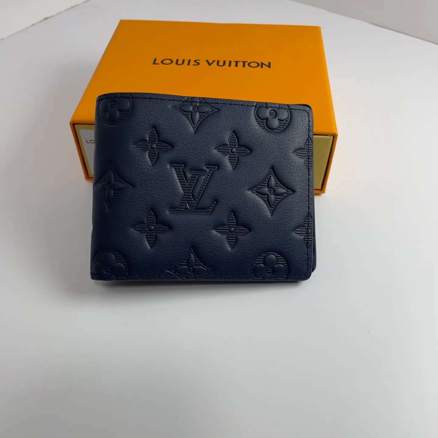 Factory price 300 [Top original order] M14787 blue short clip 👏👏MULTIPLE Wallet This Louis Vuitton Multiple wallet has a refreshing and simple design. The black Monogram Shadow calfskin fabric is very soft and decorated with the iconic Monogram embossing. Compact in size, it is extremely portable and equipped with multiple credit card slots and compartments for receipts and banknotes, making it extremely practical. Dimensions: 11.5 x 9.0 x 1.5 cm.