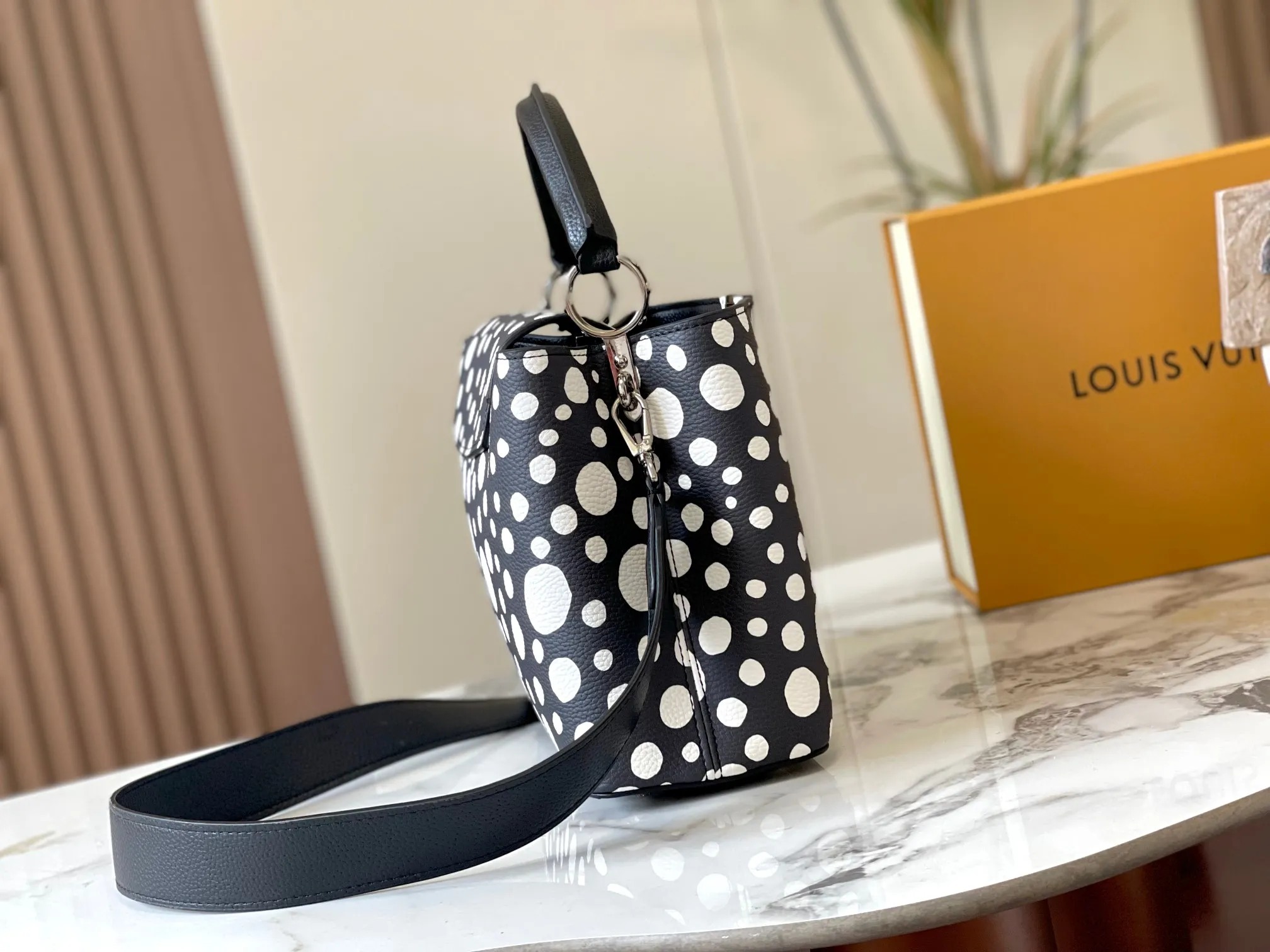 Upgraded version P460 M21665 This LV x YK Capucines medium handbag comes from the Louis Vuitton x Yayoi Kusama collaboration series. The renowned Japanese artist has been obsessed with polka dots as a symbol of infinity since childhood, and finds a dazzling expression in supple Taurillon leather decorated with 3D hand-painted polka dot prints. Detailed features 31.5 x 20 x 11 cm (length x height x width)
