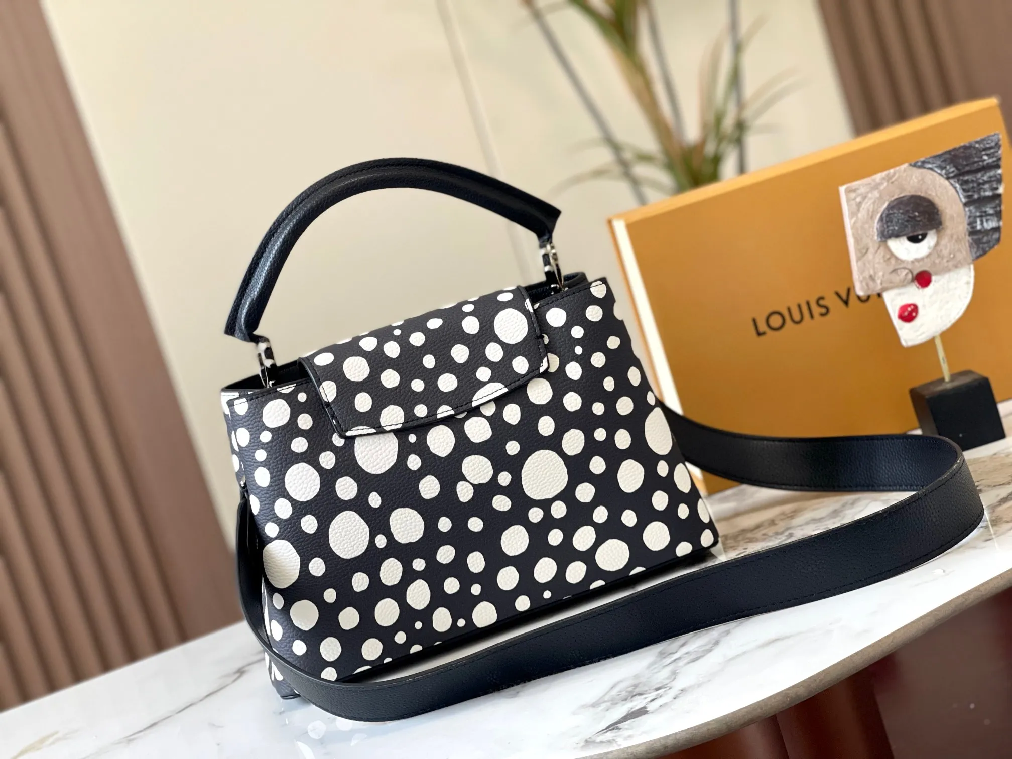 Upgraded version P460 M21665 This LV x YK Capucines medium handbag comes from the Louis Vuitton x Yayoi Kusama collaboration series. The renowned Japanese artist has been obsessed with polka dots as a symbol of infinity since childhood, and finds a dazzling expression in supple Taurillon leather decorated with 3D hand-painted polka dot prints. Detailed features 31.5 x 20 x 11 cm (length x height x width)