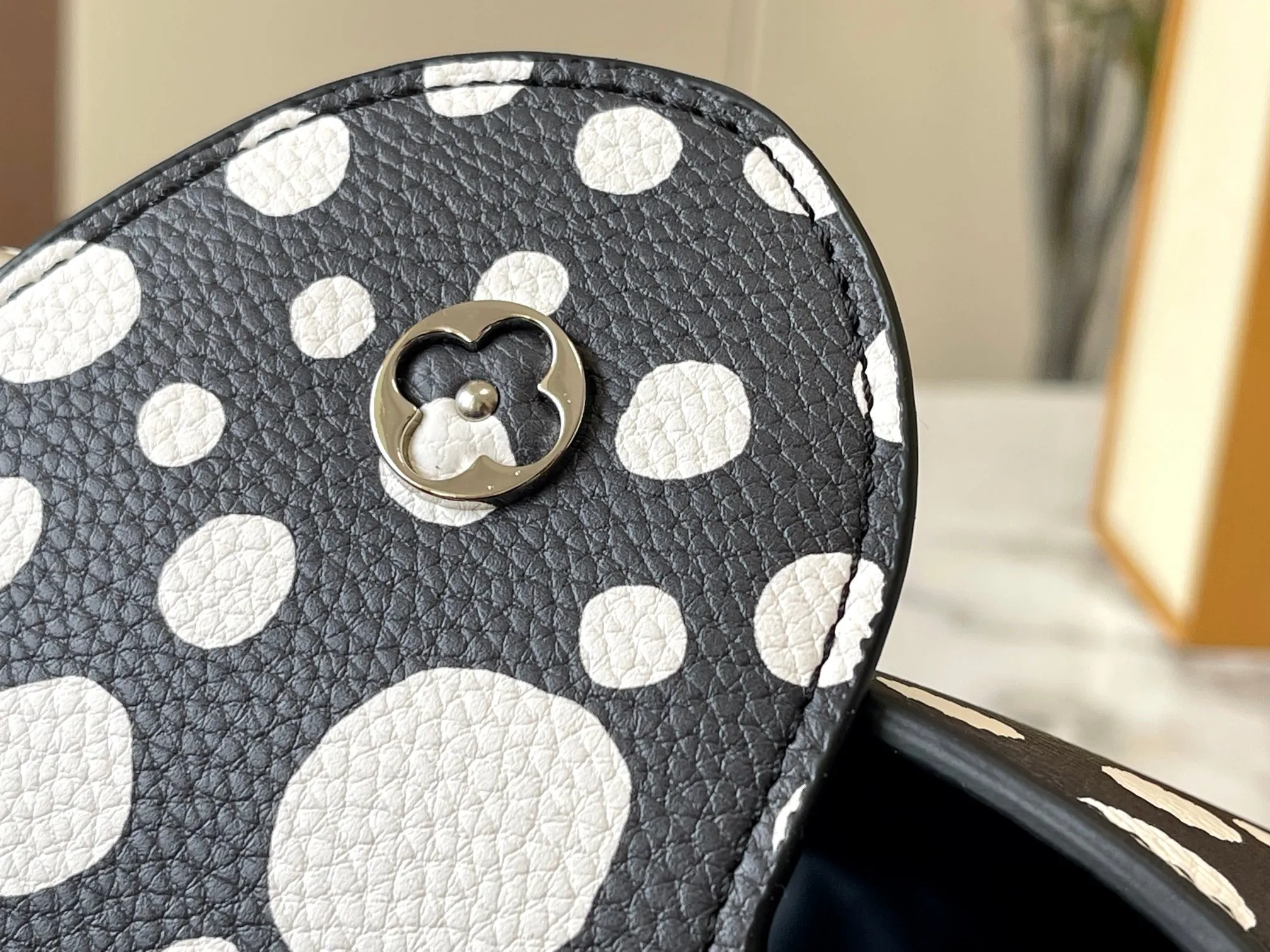 Upgraded version P460 M21665 This LV x YK Capucines medium handbag comes from the Louis Vuitton x Yayoi Kusama collaboration series. The renowned Japanese artist has been obsessed with polka dots as a symbol of infinity since childhood, and finds a dazzling expression in supple Taurillon leather decorated with 3D hand-painted polka dot prints. Detailed features 31.5 x 20 x 11 cm (length x height x width)