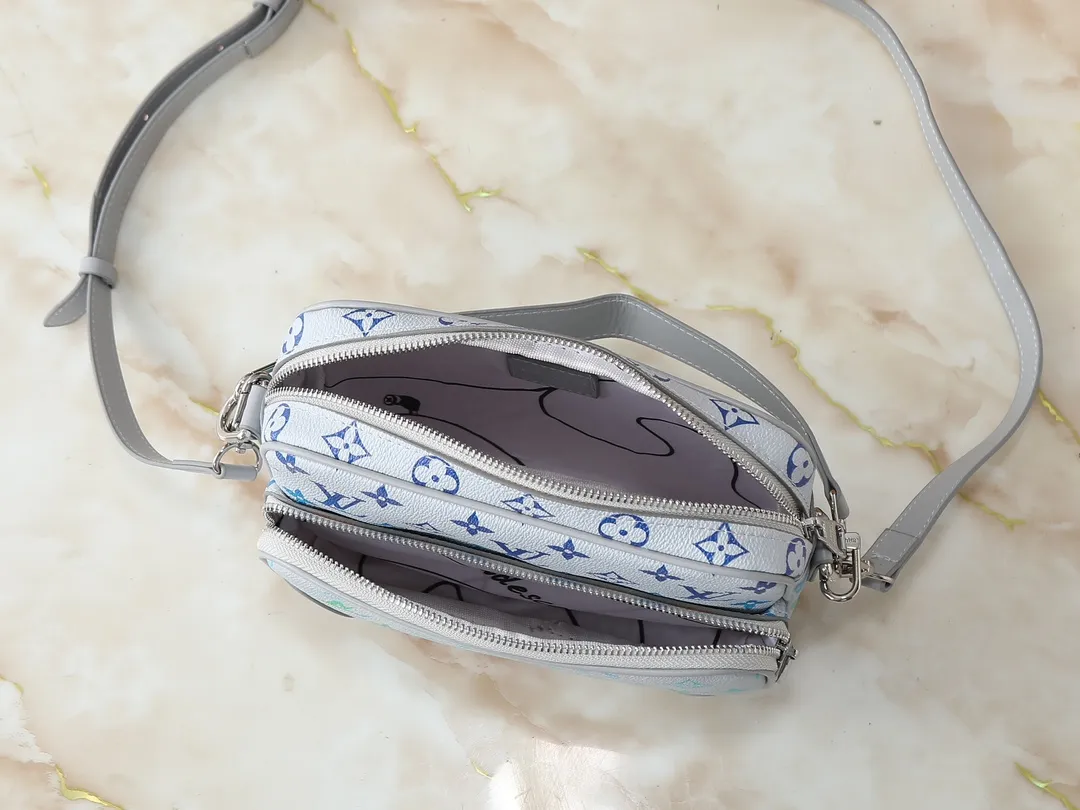 💰260💰Upgraded from the original M13987 M14016 M14988 M26068 M15296 M14682 M14025 This Nil handbag shines with the elegant luster of cow leather, and uses beaded rivets to fix the Louis Vuitton Paris patch on the front. The side lock buckle highlights the urban style, and the main compartment zipper pull is embellished with LV lettering. Dimensions: 25.0 x 17.5 x 11.0 cm (length x height x width)