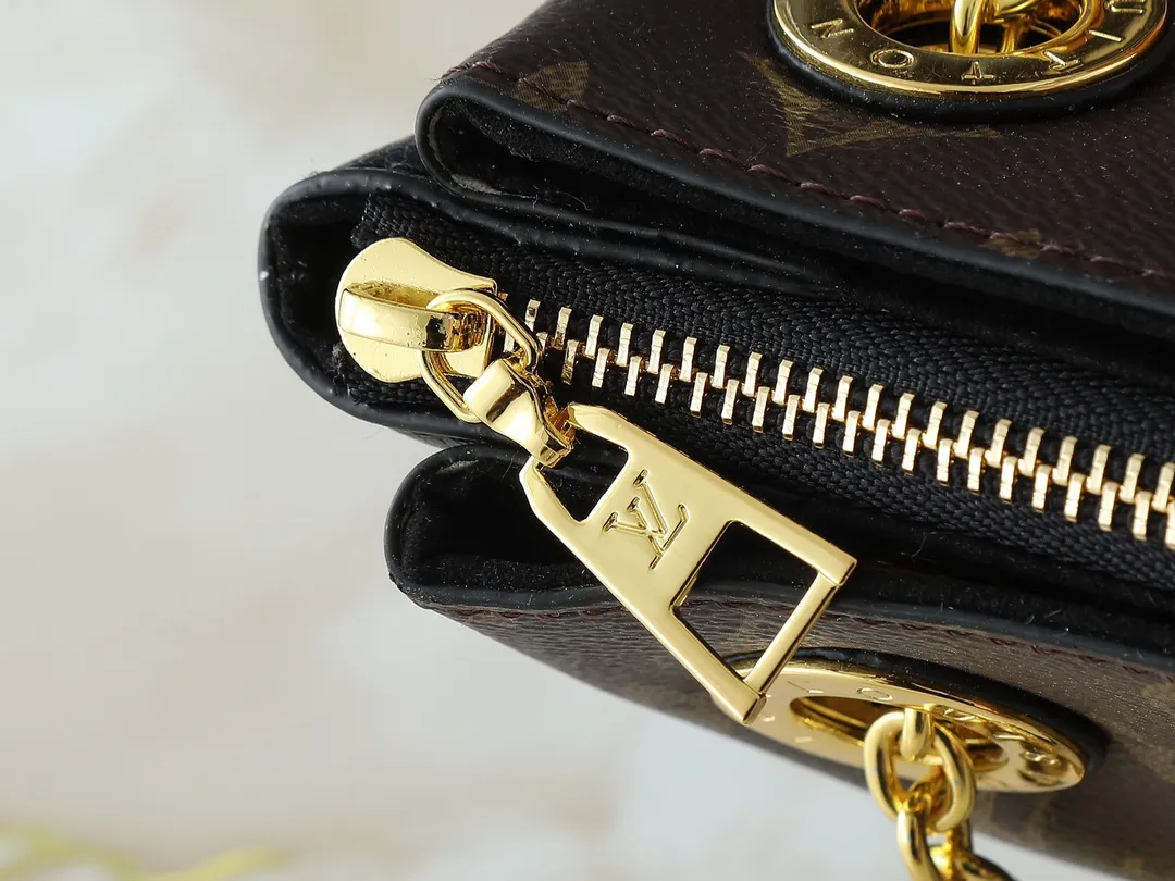 💰260💰Upgraded from the original M43775 M43776 M43777 M43750 This SURENE BB handbag Louis Vuitton's new Surene BB handbag is made of Monogram canvas and grained calfskin, and is equipped with a gold sliding bag chain. Gold metal trim and eye-catching leather trim make it more neat and fashionable. Lightweight, practical, comfortable to carry, easy to match, ideal for fashionable and casual looks. Dimensions: 24.0x 17.0x 11.0 cm
