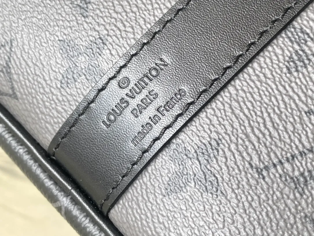 💰960 Top Original M46655 Black Flower Keepall Bandoulière 35 Handbag is a miniature version of the classic Keepall holiday travel bag. Full-grain Taurillon leather embossed with the Monogram pattern, leather side straps and top leather handle continue the signature elements of the Keepall collection, and the shoulder strap is removable and adjustable. Dimensions: 34 x 21 x 16 cm