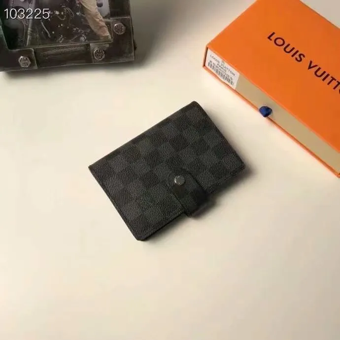 P140 Hot item shipped, model number M20005. This small notepad cover is made of Monogram canvas. It can hold three credit cards and can also be used as an address book, notebook or calendar. 10/12 cm (Length x Height) - Epi leather embossed with delicate LV initials and lined with interwoven textured leather - Button closure - Six-ring binder with three rings in sets, six credit card slots and two internal compartments - Notepad insert available separately