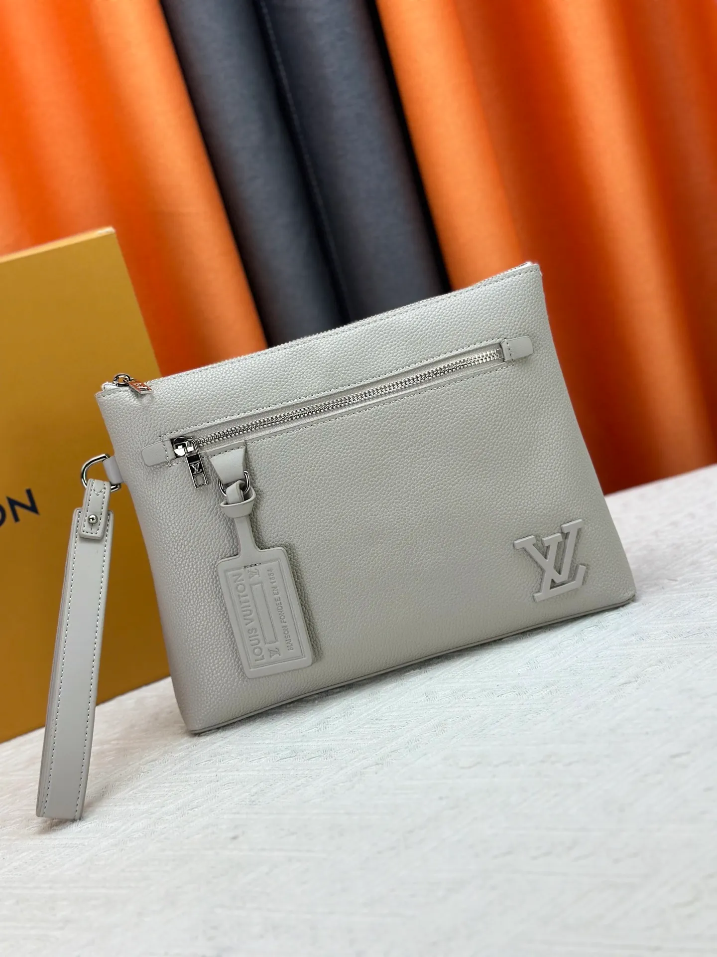 P240 M69837 M81735 M11486 M40504 M40505 Full leather clutch IPAD protective case The new LV Aerogram iPad protective case releases trendy style with a restrained design. The soft and delicate calfskin is like old aviation letterhead, the metal LV letters and customizable labels reveal classic heritage, and elements such as the detachable leather wristband upgrade the functionality. Dimensions: 30 x 22 x 5 cm